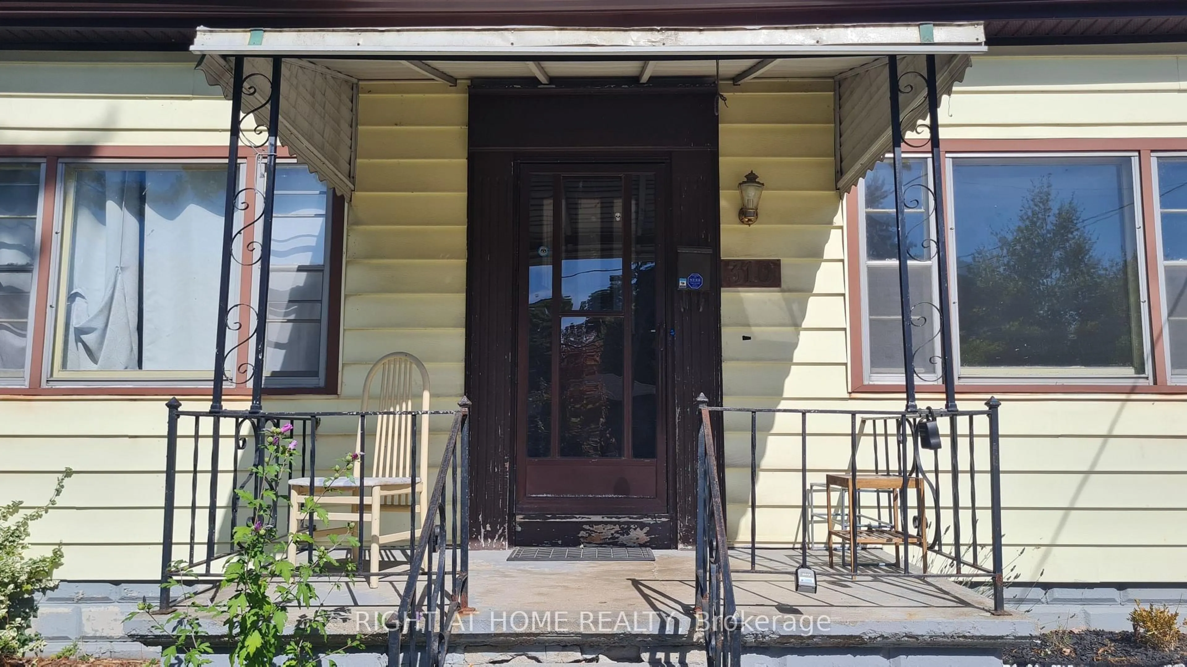 Indoor entryway for 310 Grey St, London East Ontario N6B 1G6