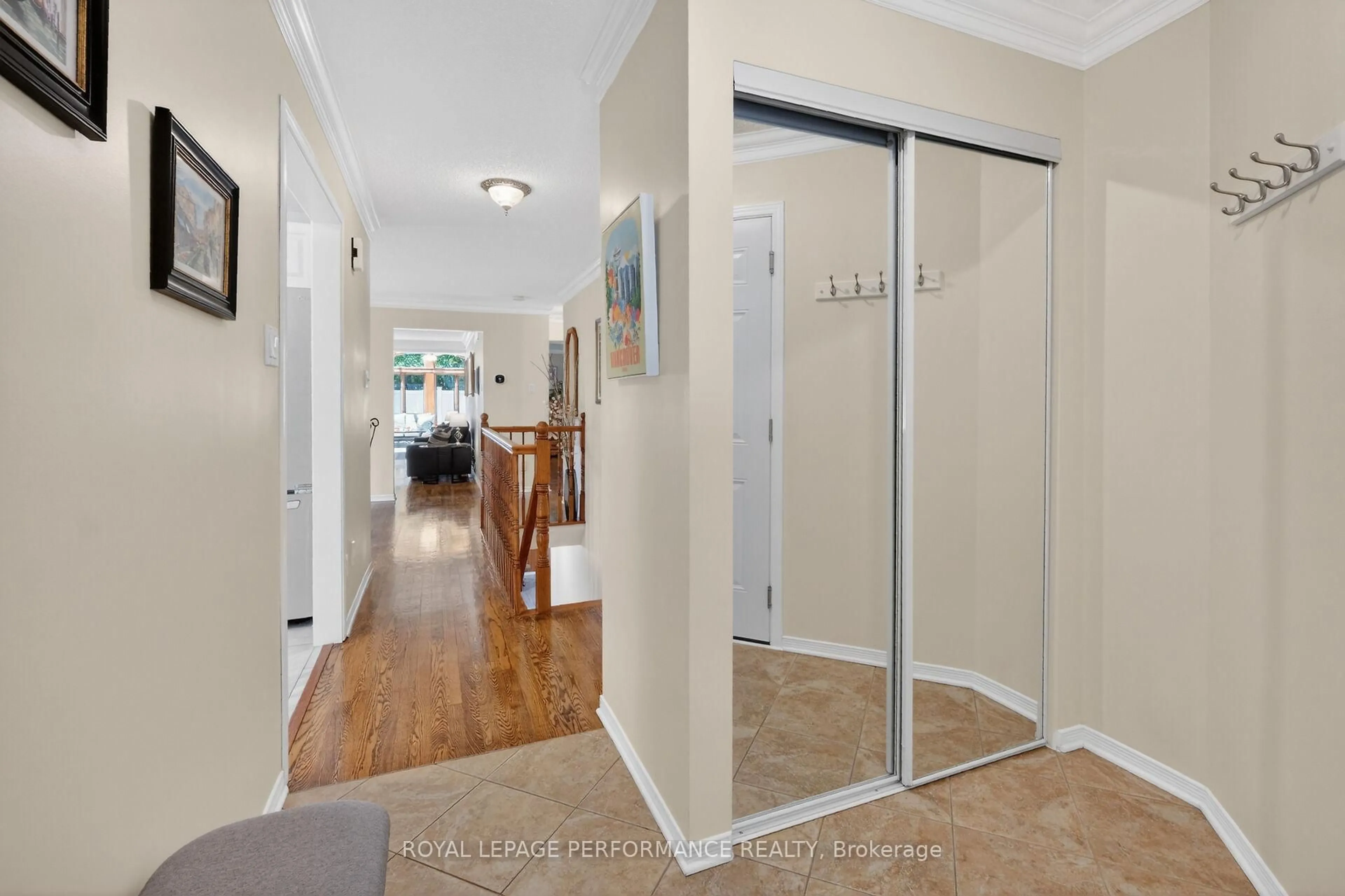 Indoor entryway for 569 Princess Louise Dr, Orleans Ontario K4A 1Z1