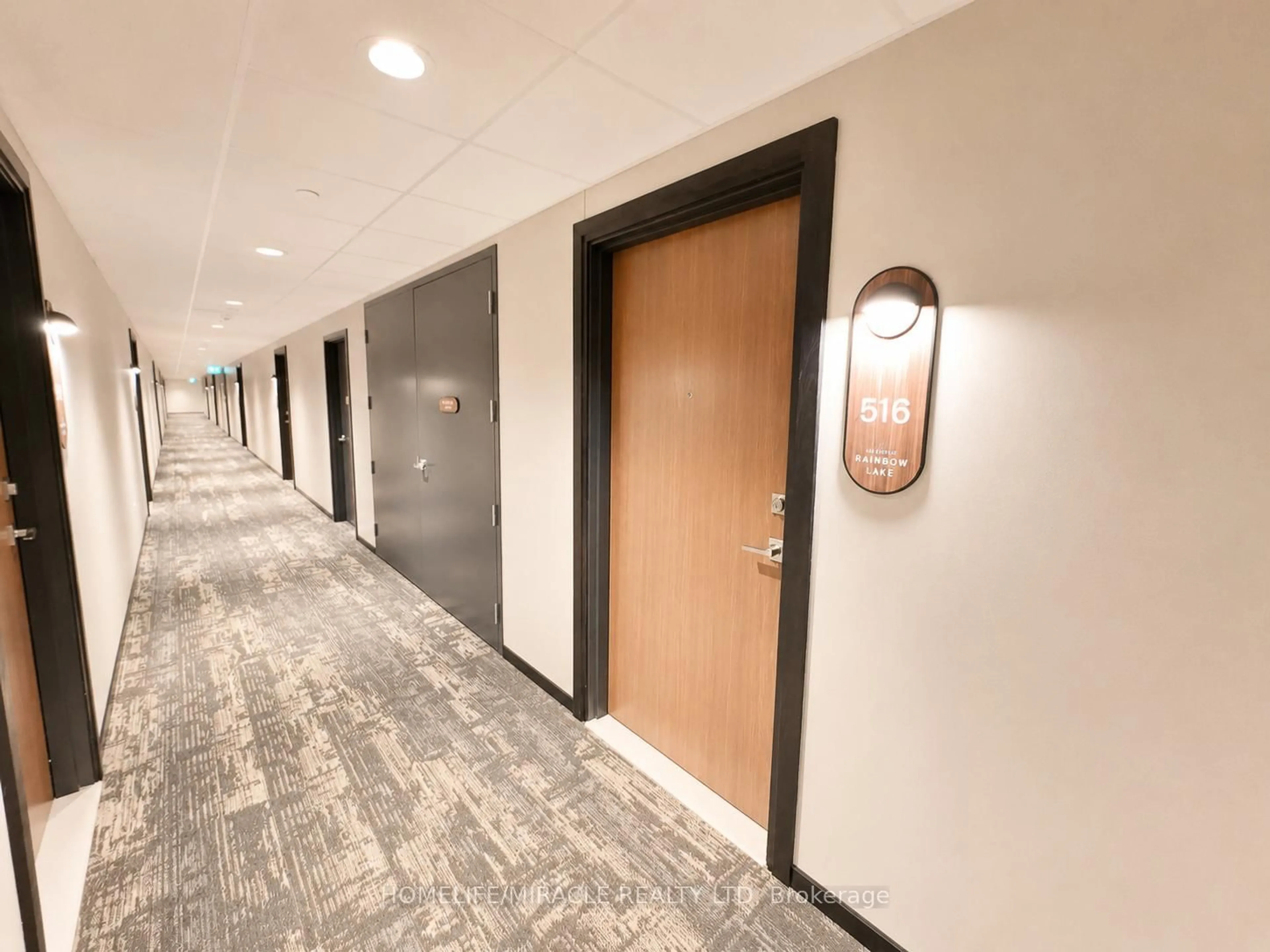 Indoor foyer for 525 New Dundee Rd #516, Kitchener Ontario N2P 0K8