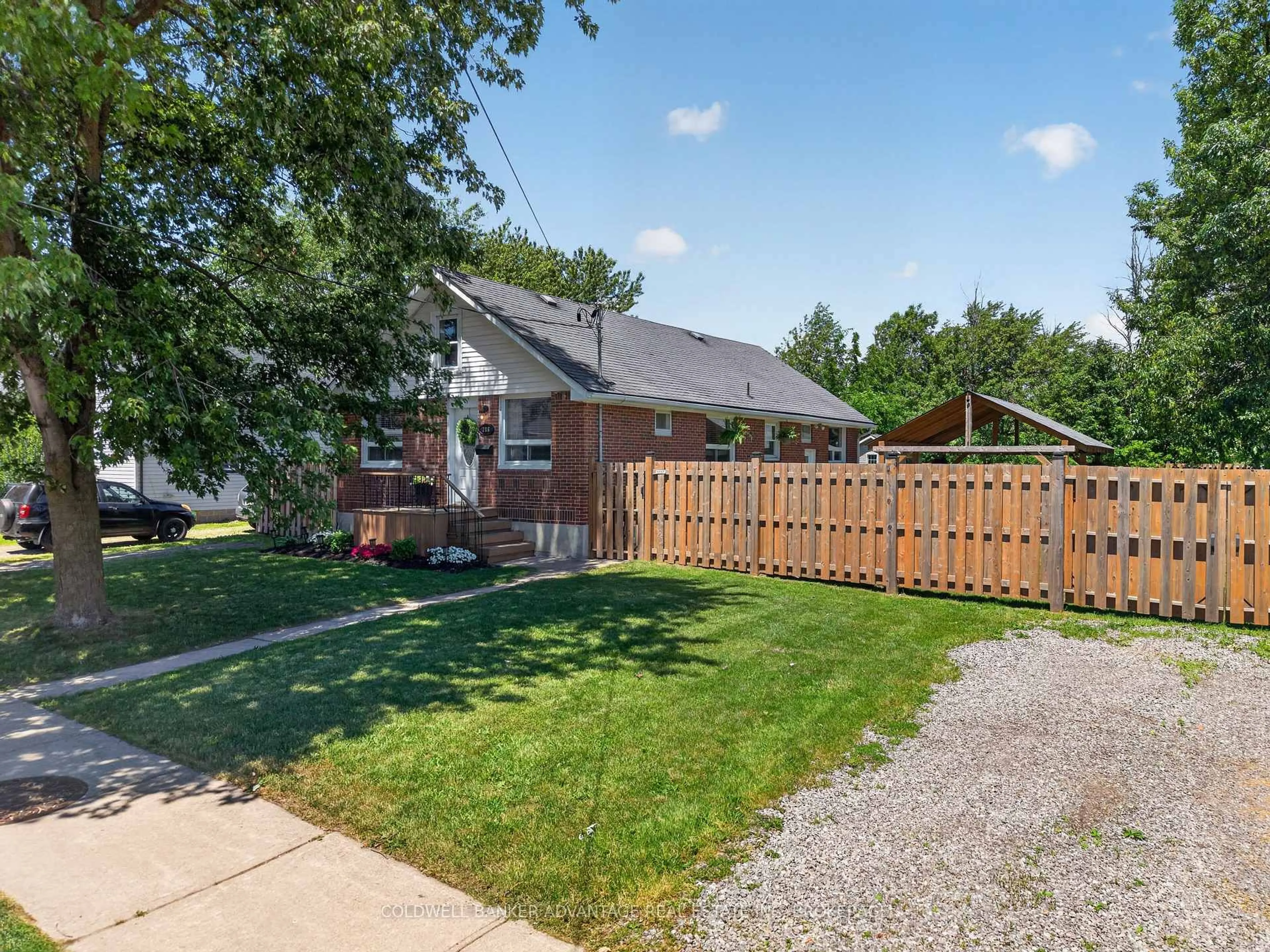 A pic from outside/outdoor area/front of a property/back of a property/a pic from drone, street for 286 Gilmore Rd, Fort Erie Ontario L2A 2M8
