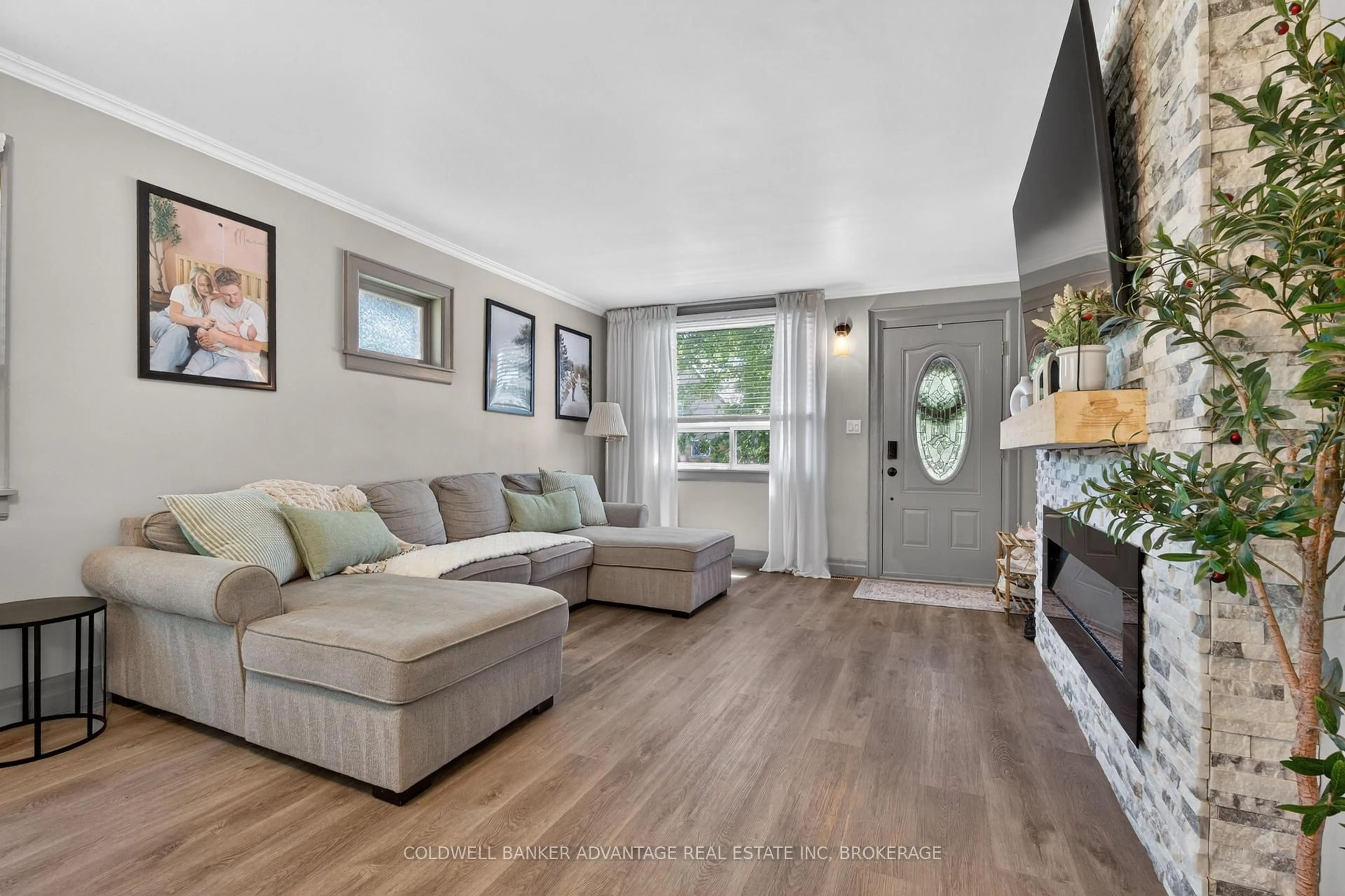 Living room with furniture, wood/laminate floor for 286 Gilmore Rd, Fort Erie Ontario L2A 2M8