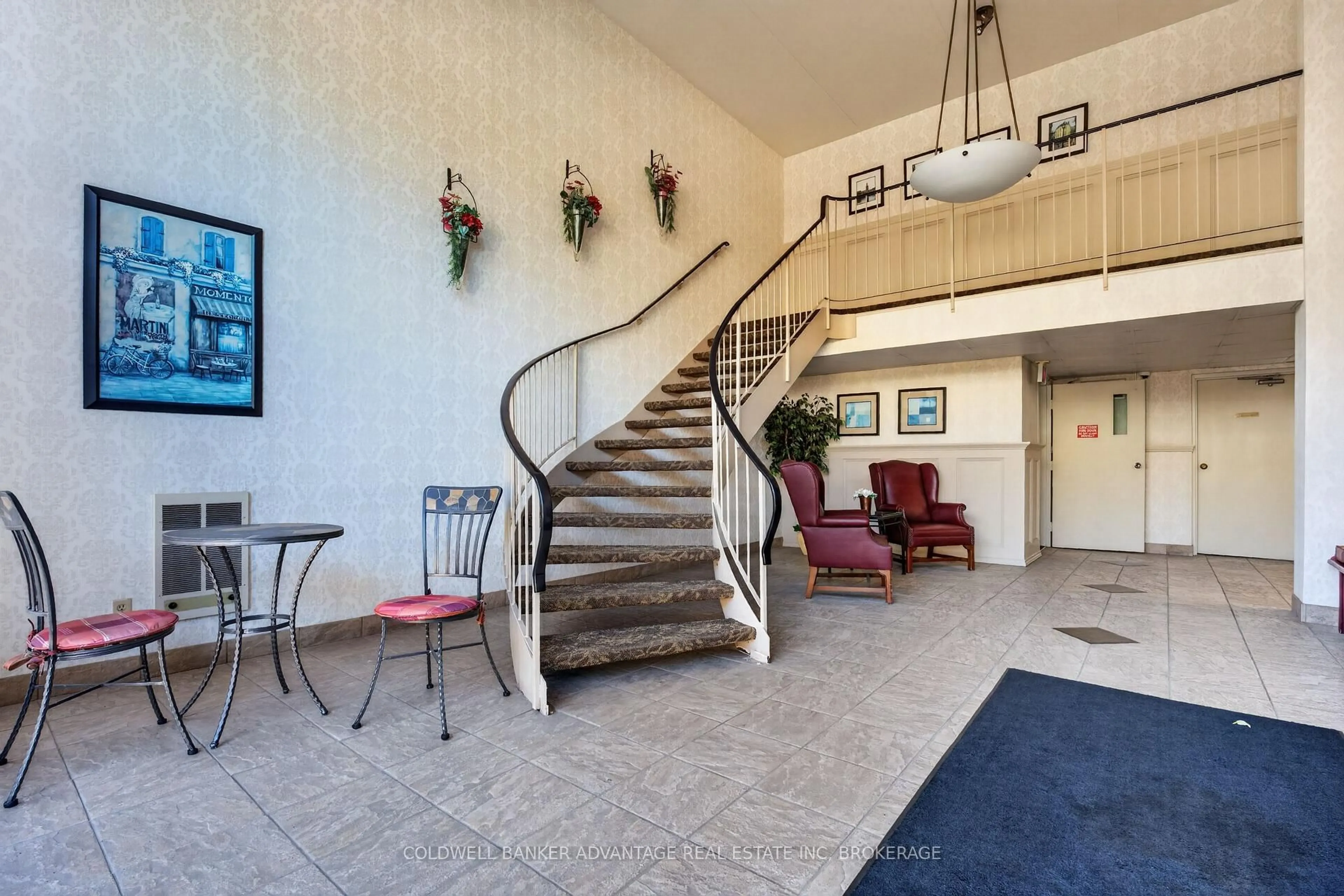Indoor foyer for 276 Oakdale Ave #405, St. Catharines Ontario L2P 3S5