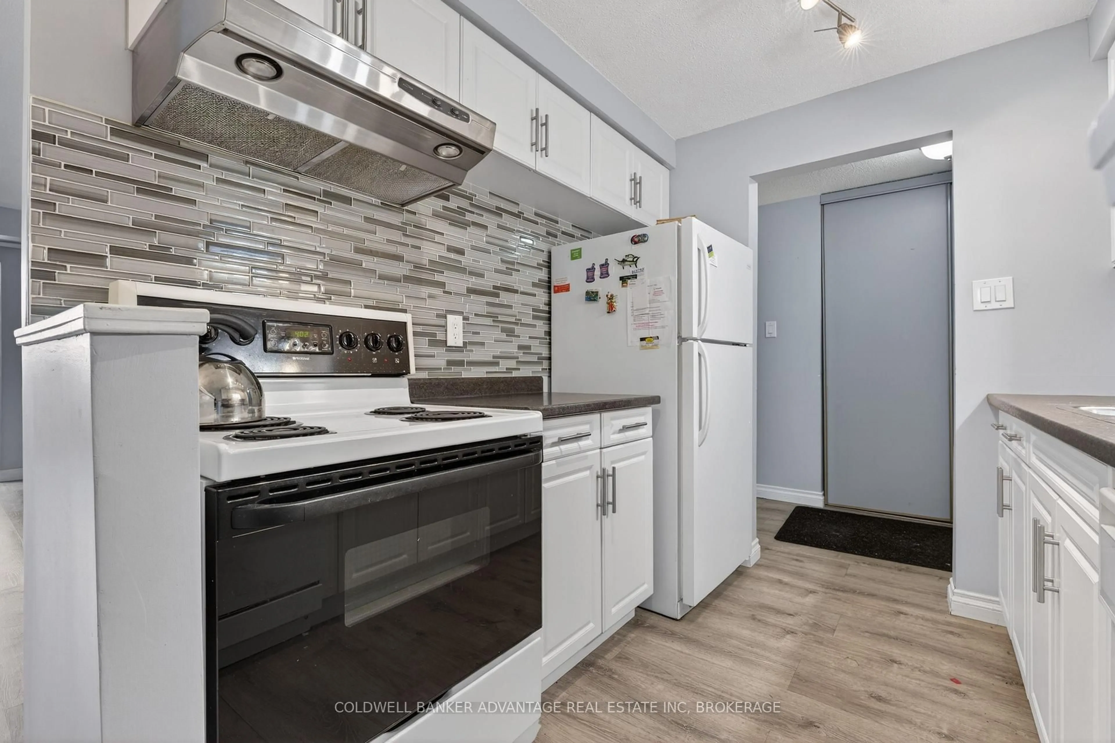Standard kitchen, unknown for 276 Oakdale Ave #405, St. Catharines Ontario L2P 3S5