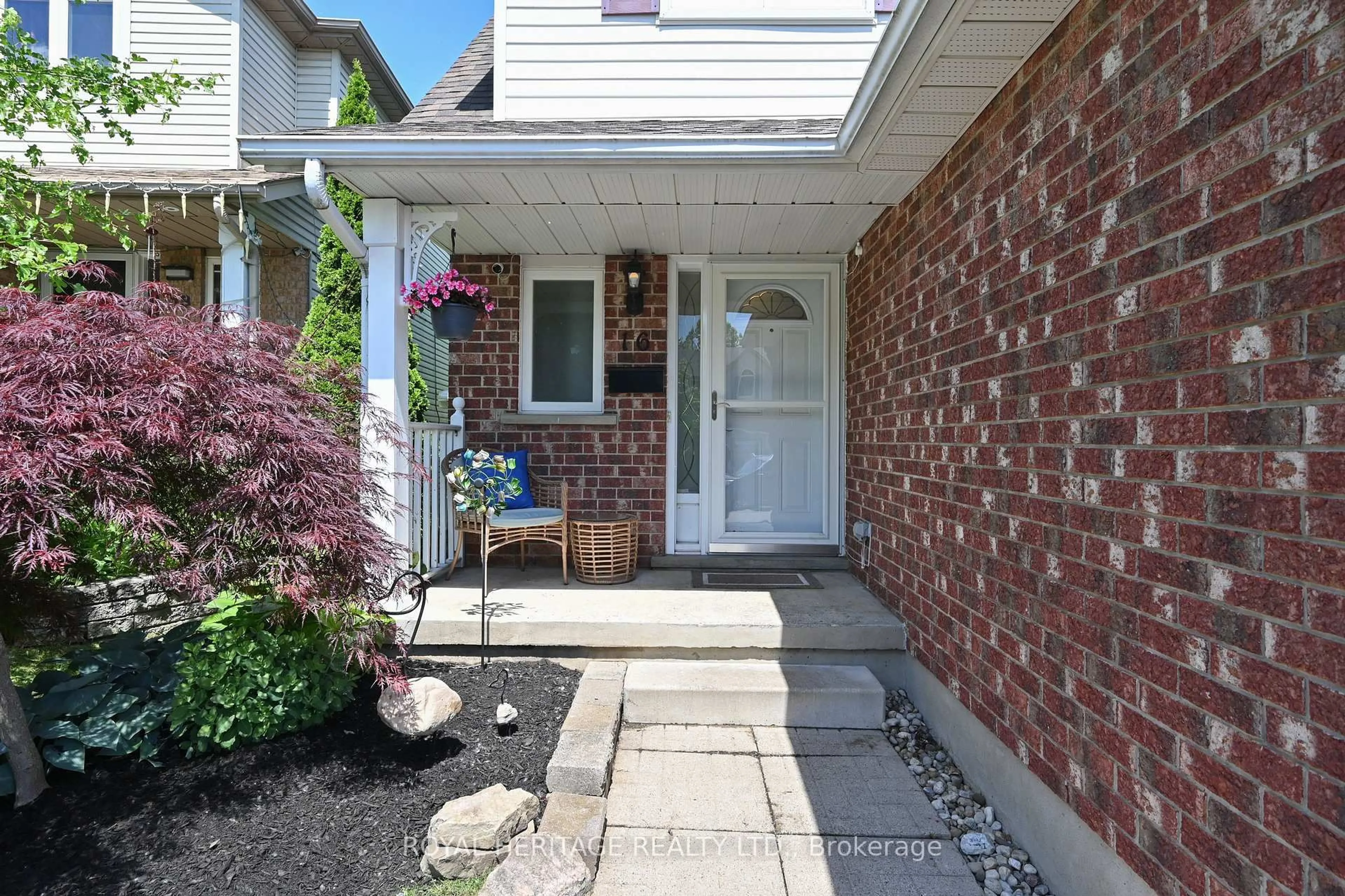 Indoor entryway for 16 Dawn Ridge Dr, Kitchener Ontario N2N 3J7