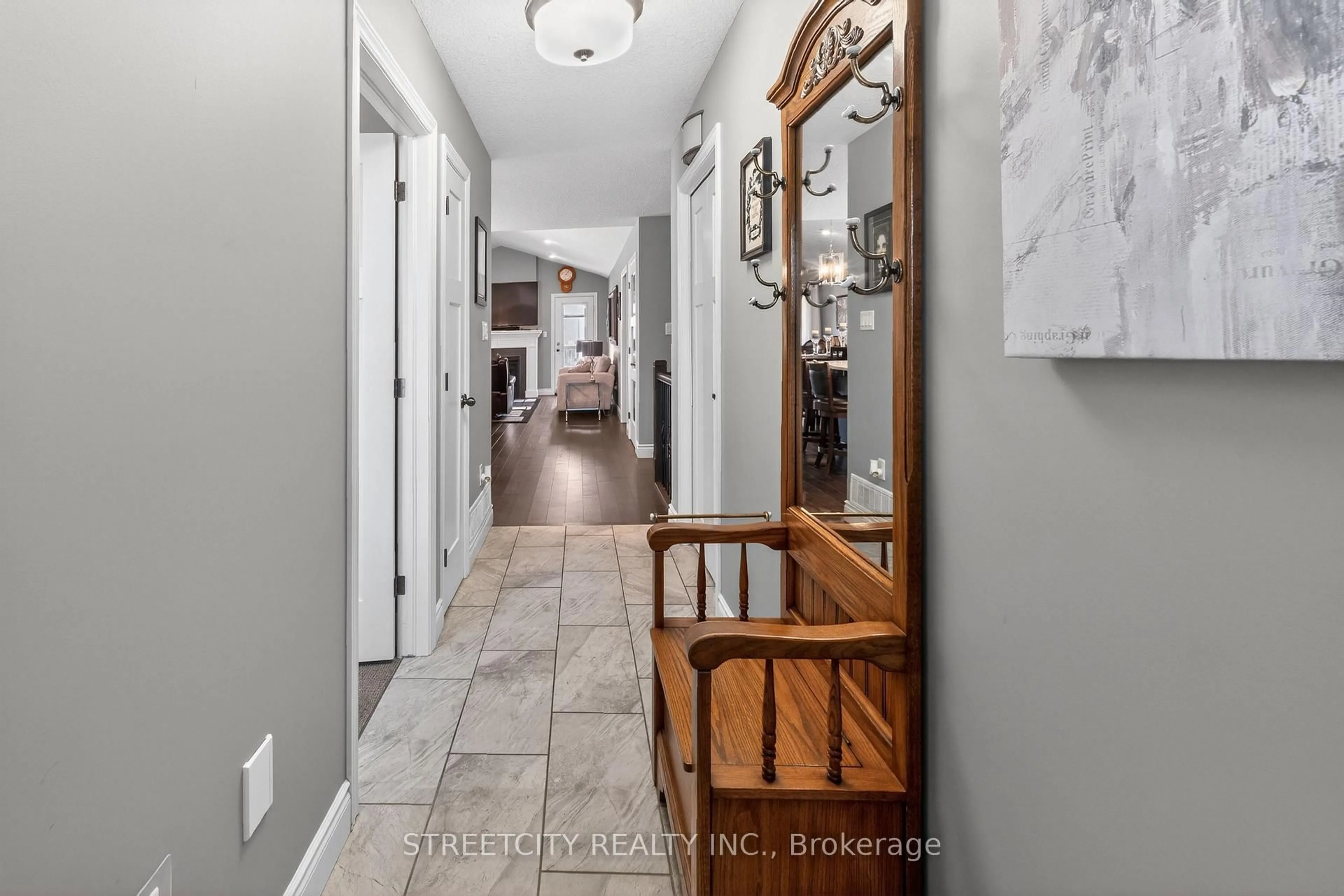 Indoor entryway for 17 Old Course Rd, St. Thomas Ontario N5R 0C8