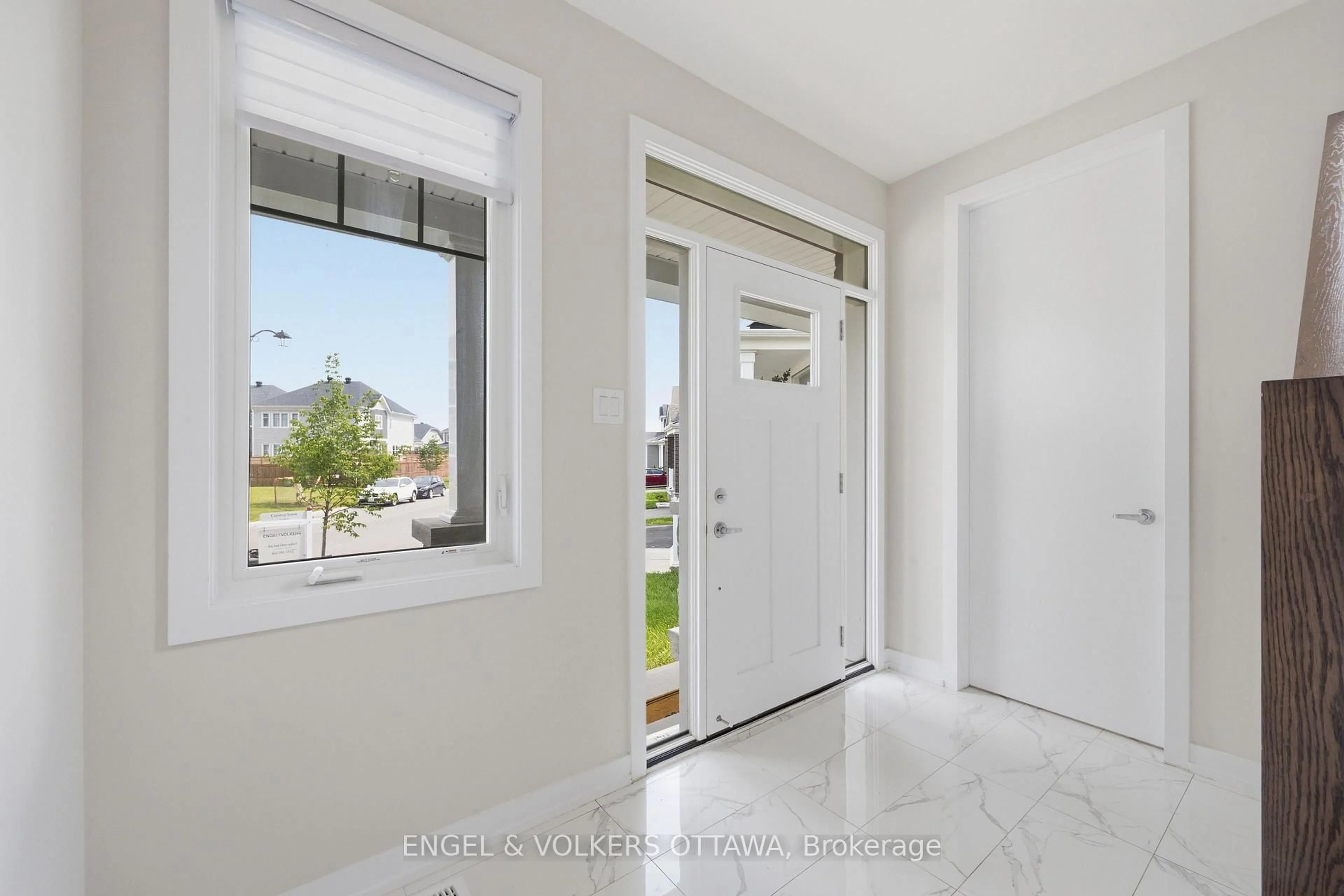 Indoor entryway for 17 Pacing Walk, Richmond Ontario K0A 2Z0
