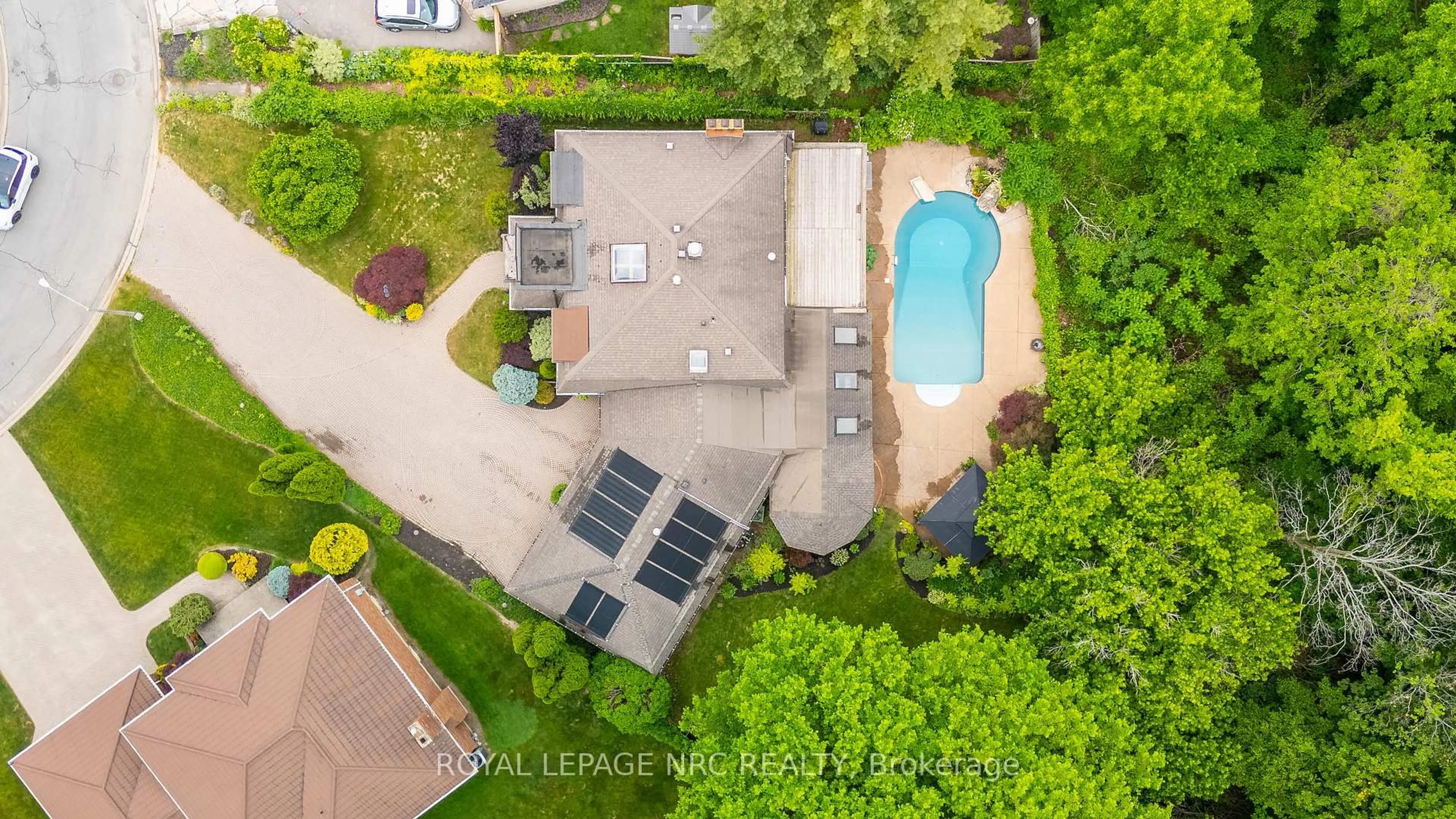 A pic from outside/outdoor area/front of a property/back of a property/a pic from drone, unknown for 28 Barbican Tr, St. Catharines Ontario L2T 4A3