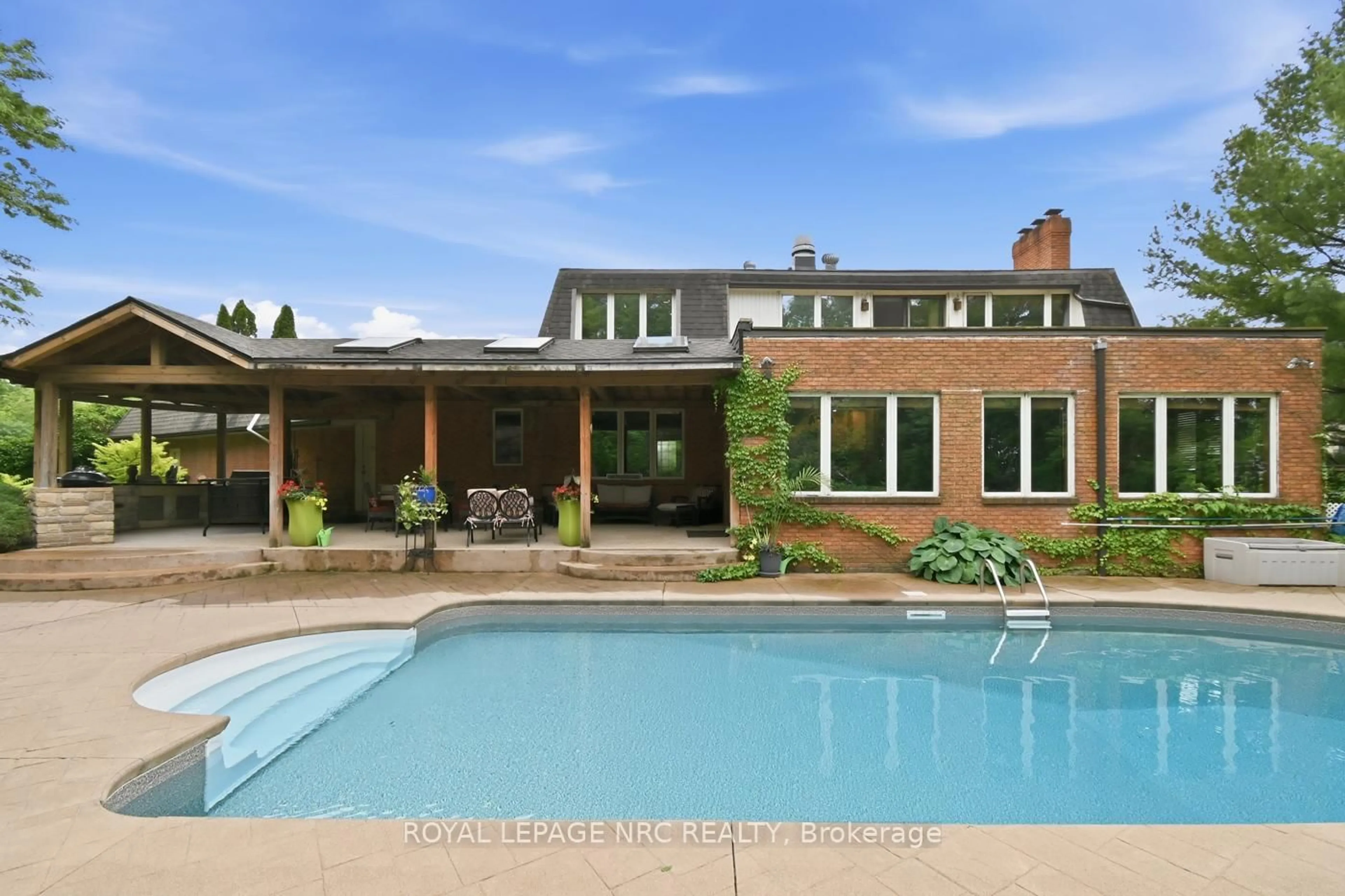 Pool for 28 Barbican Tr, St. Catharines Ontario L2T 4A3
