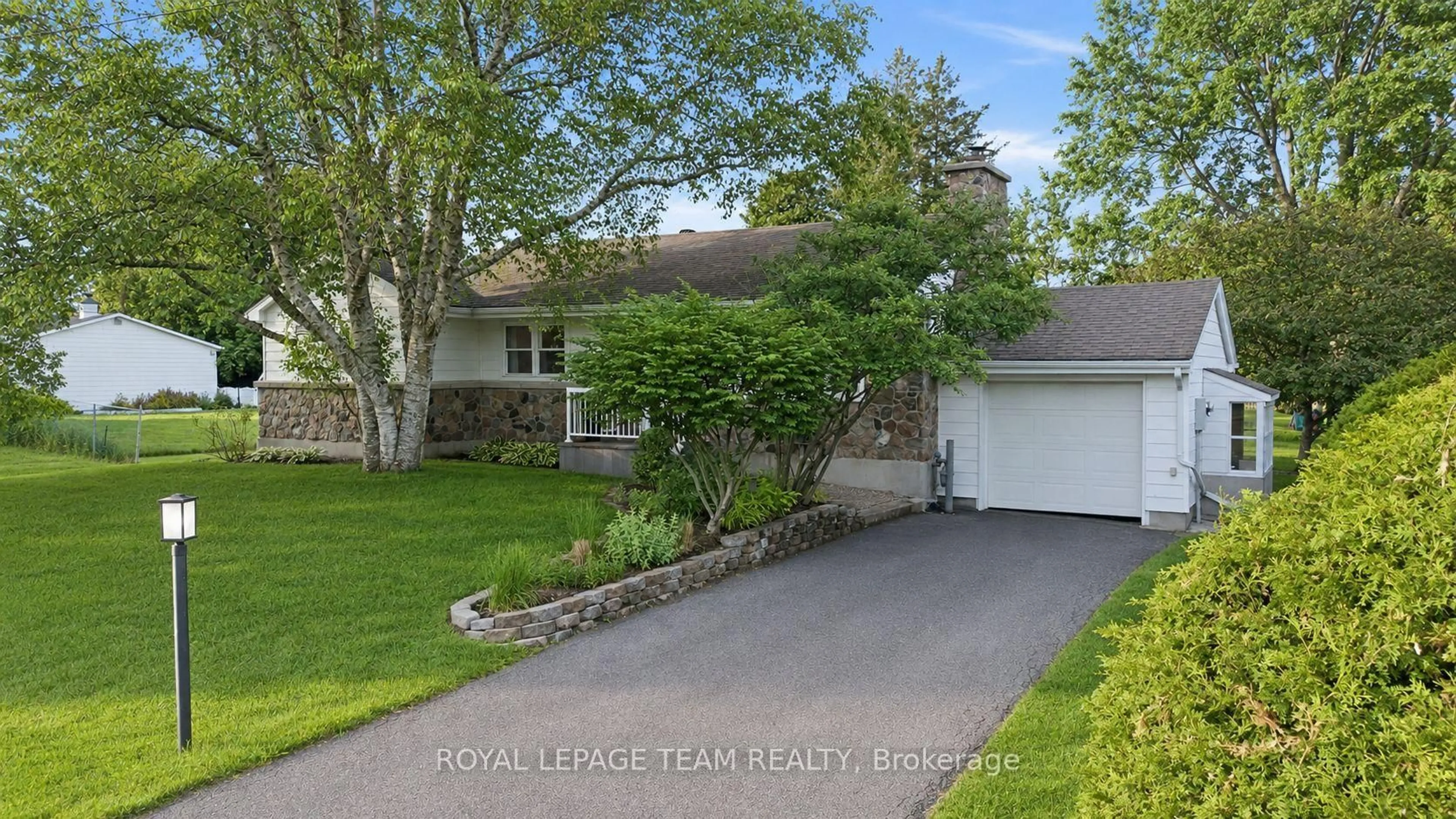 Unknown for 17 Arnold Dr, Ottawa Ontario K2H 6V6