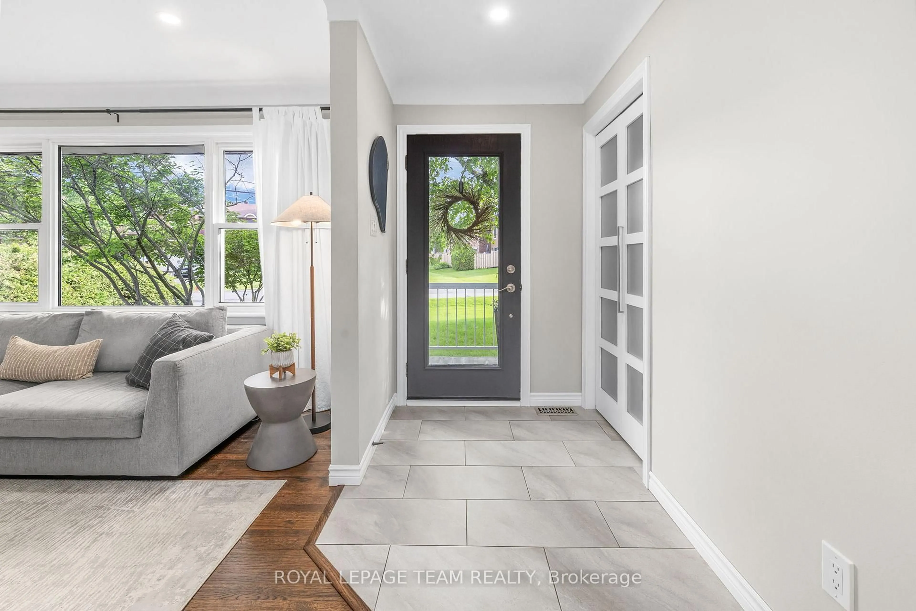 Indoor entryway for 17 Arnold Dr, Ottawa Ontario K2H 6V6