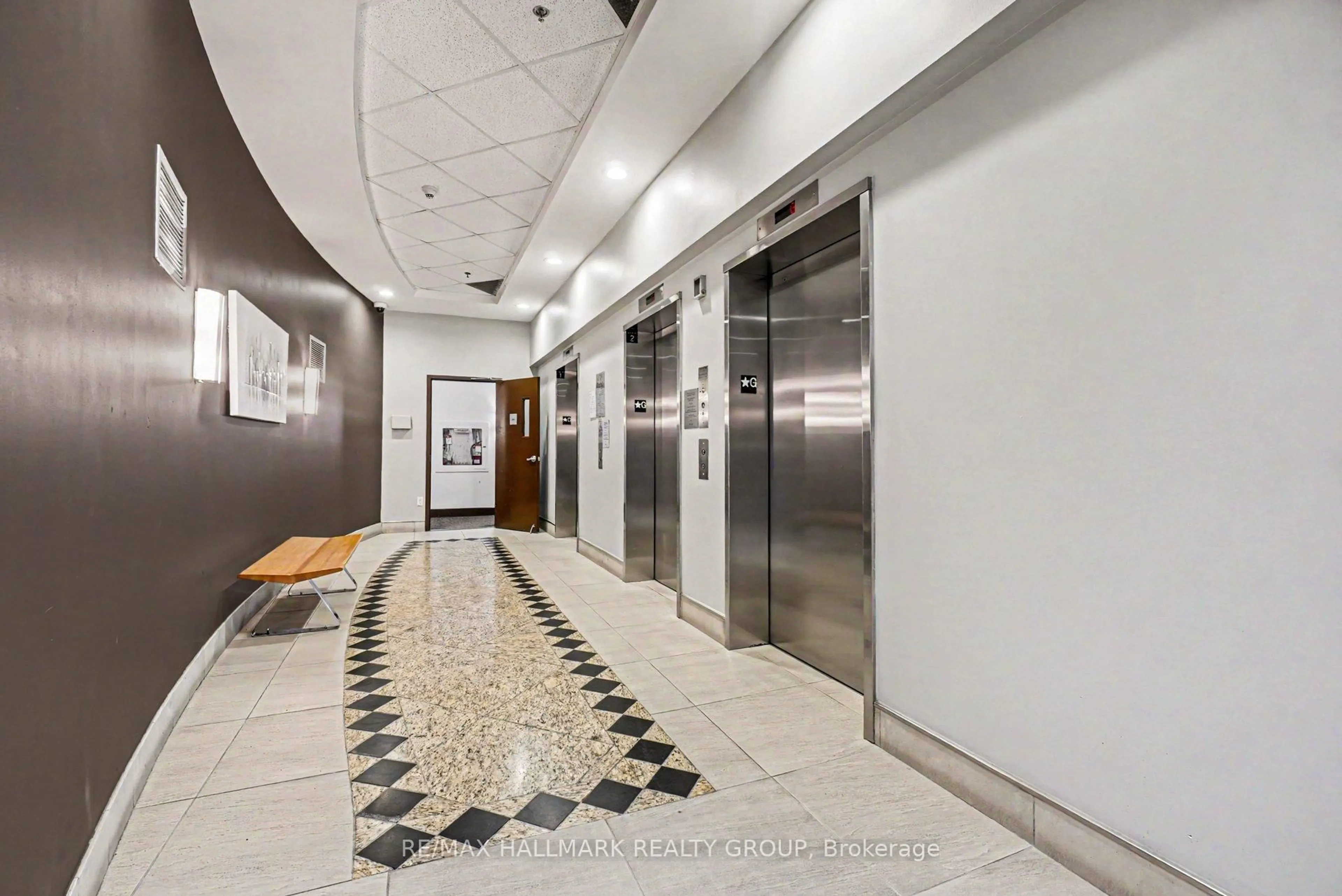 Indoor foyer for 70 Landry St #1001, Ottawa Ontario K1L 0A8