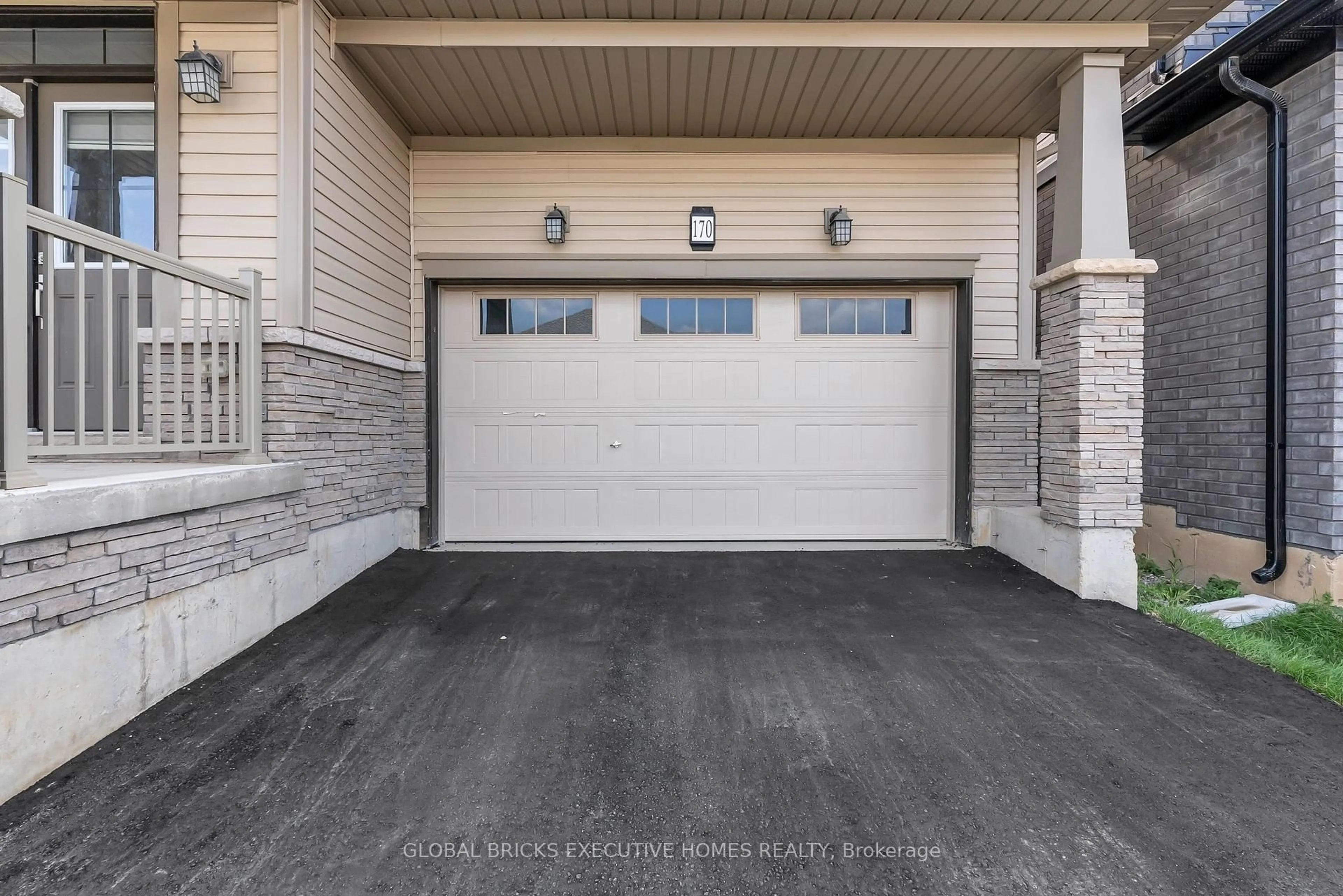 Indoor garage for 170 Lilac Circ, Haldimand Ontario N3W 0H5