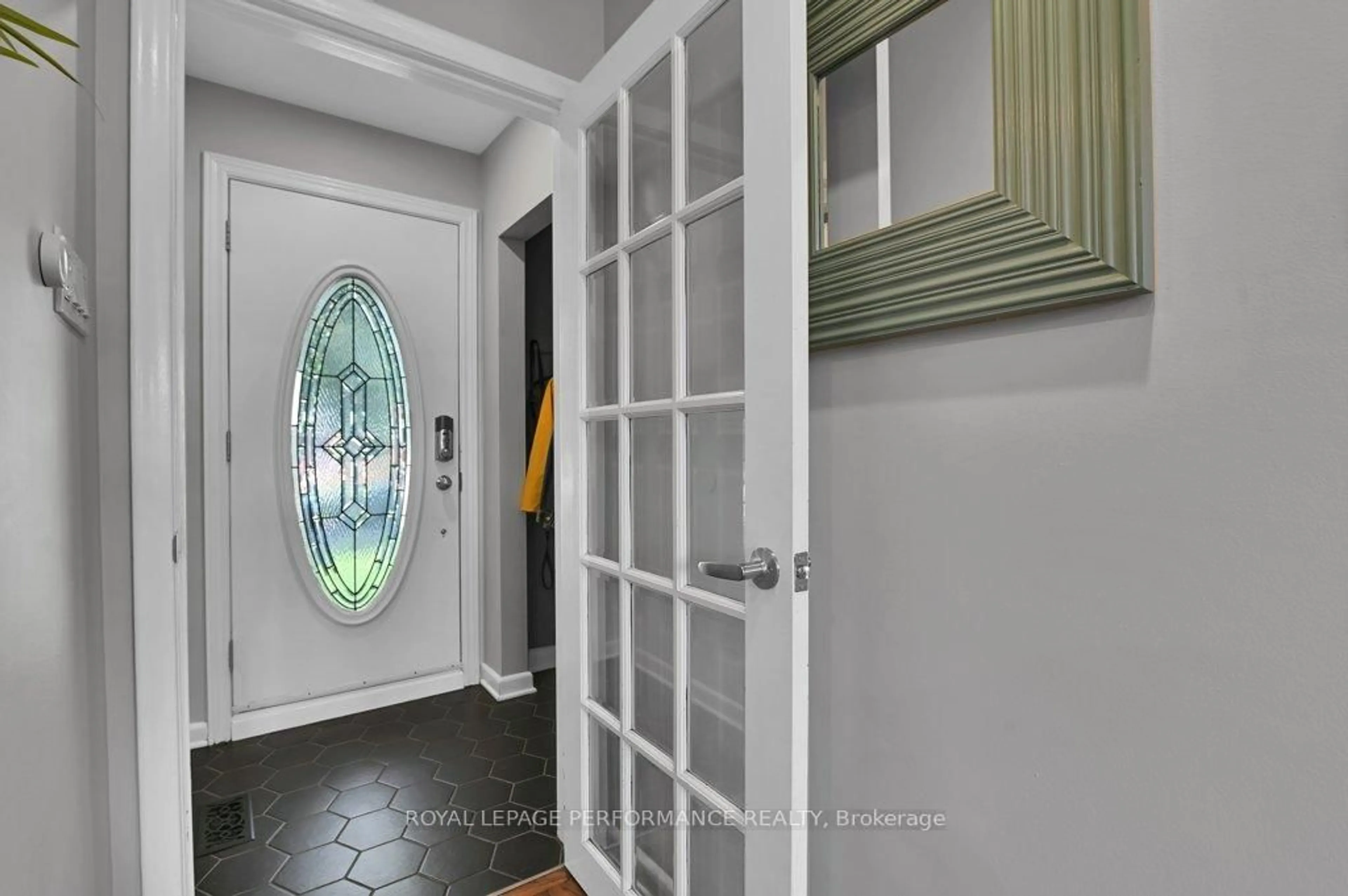 Indoor entryway for 943 Arkell St, Ottawa Ontario K2B 5R2