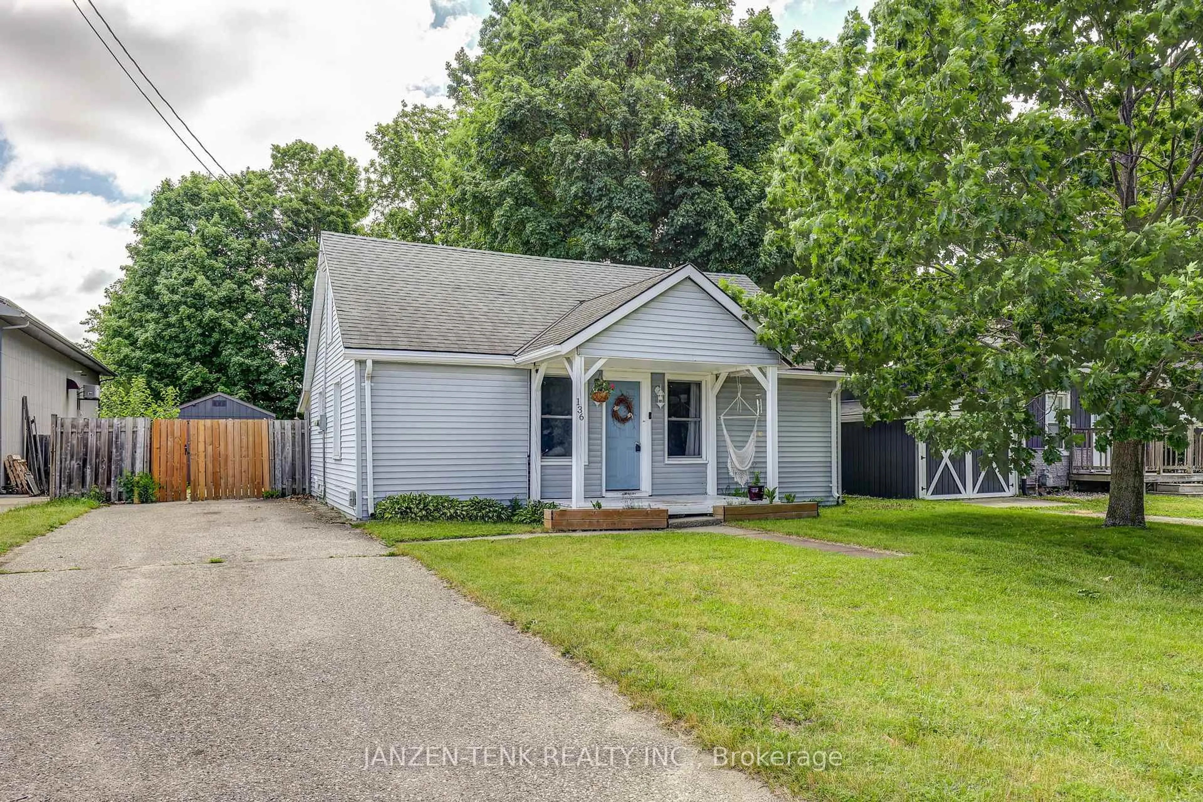 Home with vinyl exterior material, street for 136 King St, Tillsonburg Ontario N4G 3G1