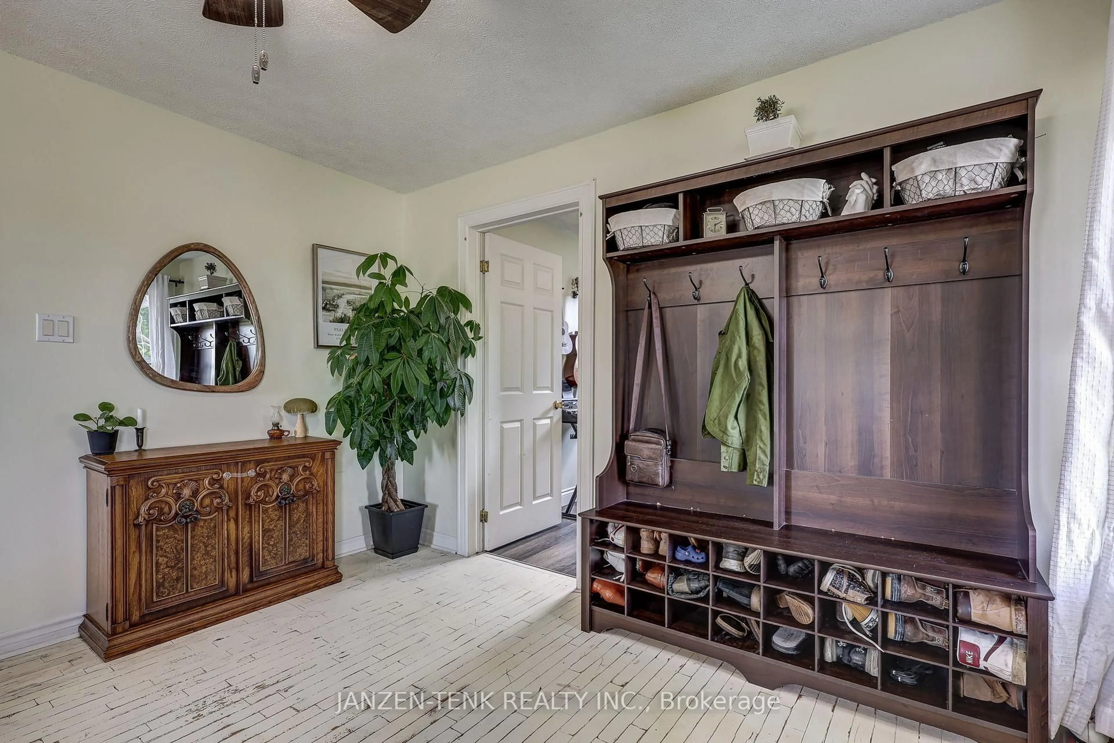 Indoor entryway for 136 King St, Tillsonburg Ontario N4G 3G1