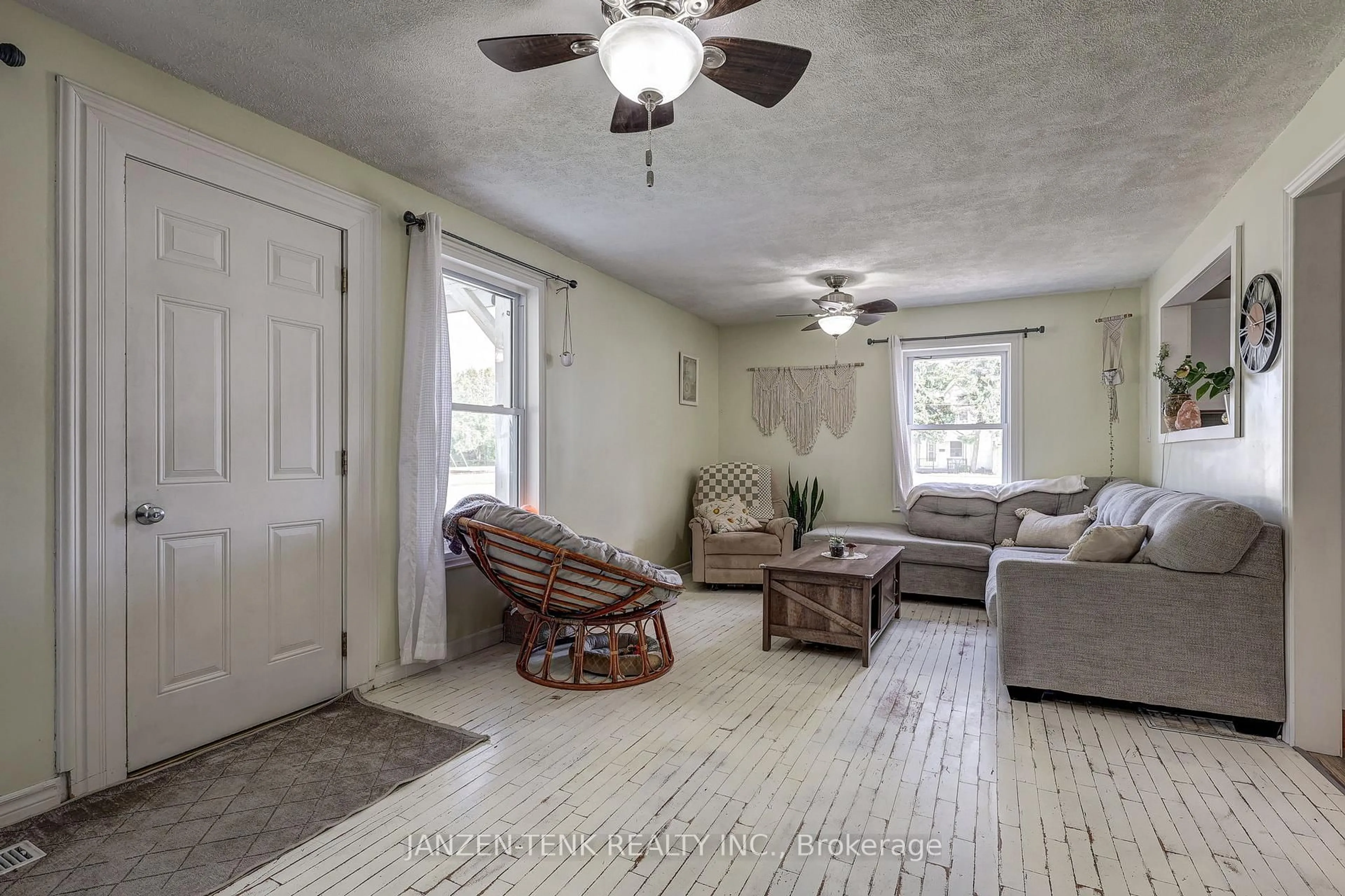Living room with furniture, unknown for 136 King St, Tillsonburg Ontario N4G 3G1