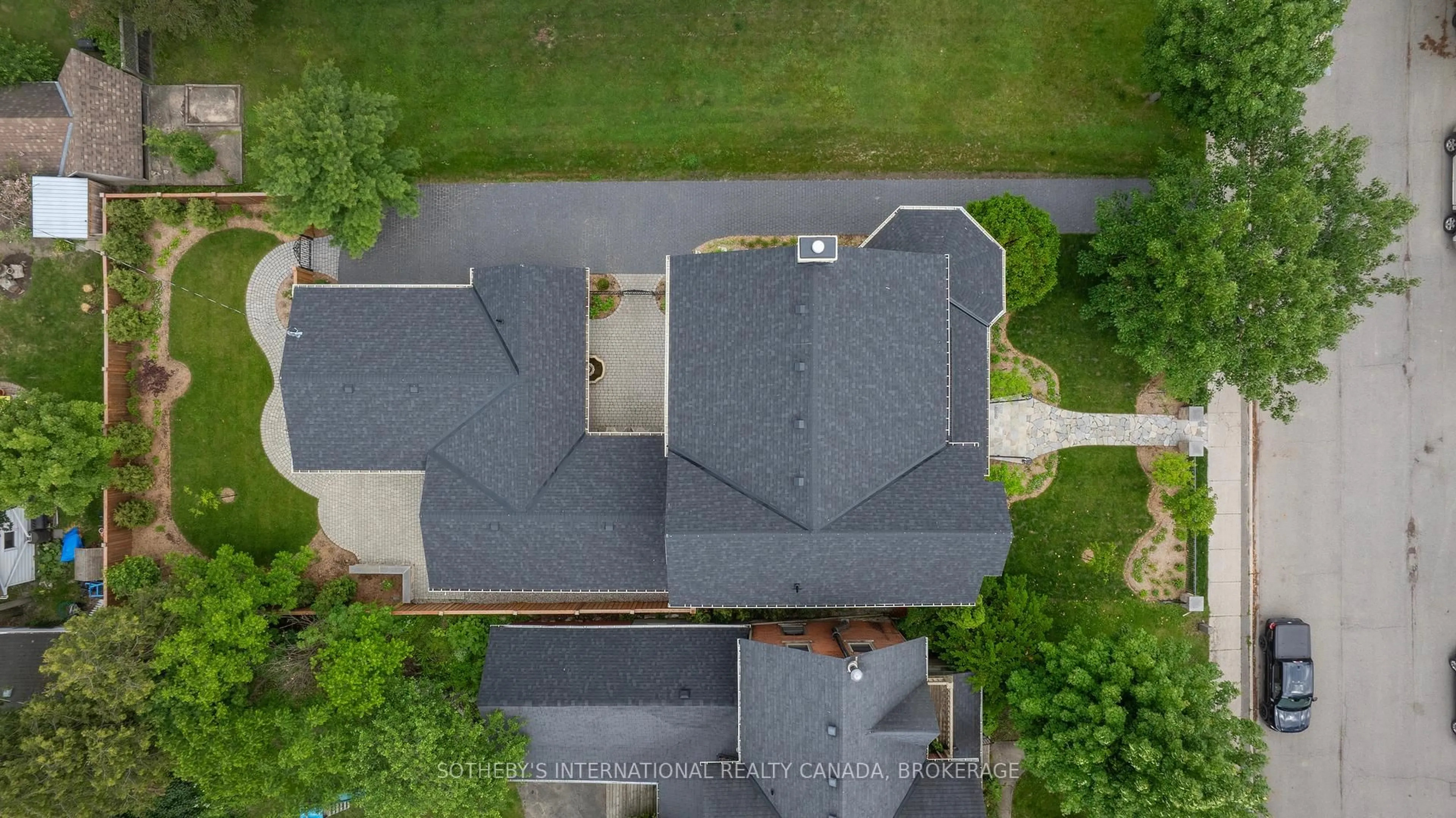 A pic from outside/outdoor area/front of a property/back of a property/a pic from drone, unknown for 40 Church St, Gananoque Ontario K7G 2M8