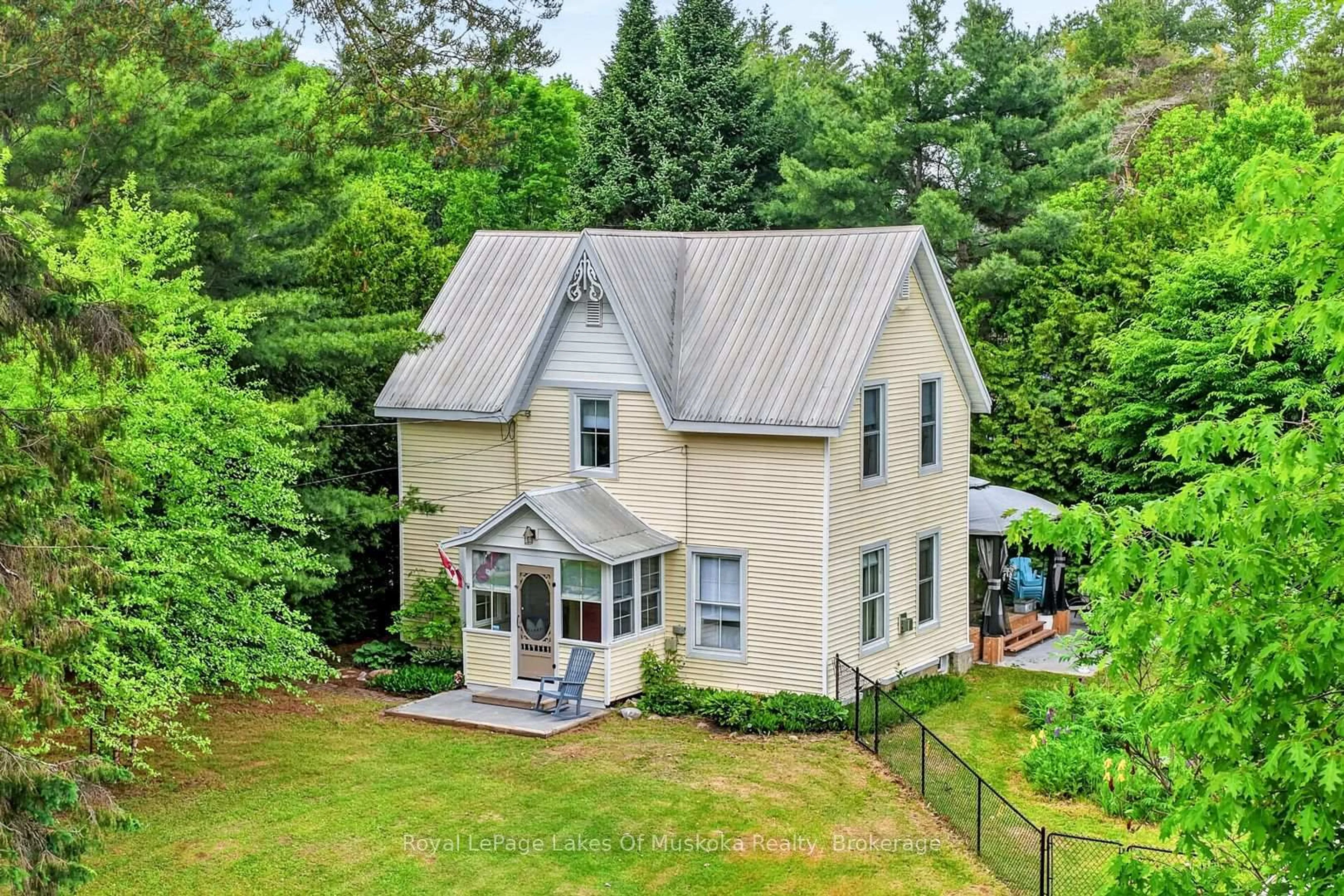 A pic from outside/outdoor area/front of a property/back of a property/a pic from drone, unknown for 4 Spruce St, Lake of Bays Ontario P0B 1A0
