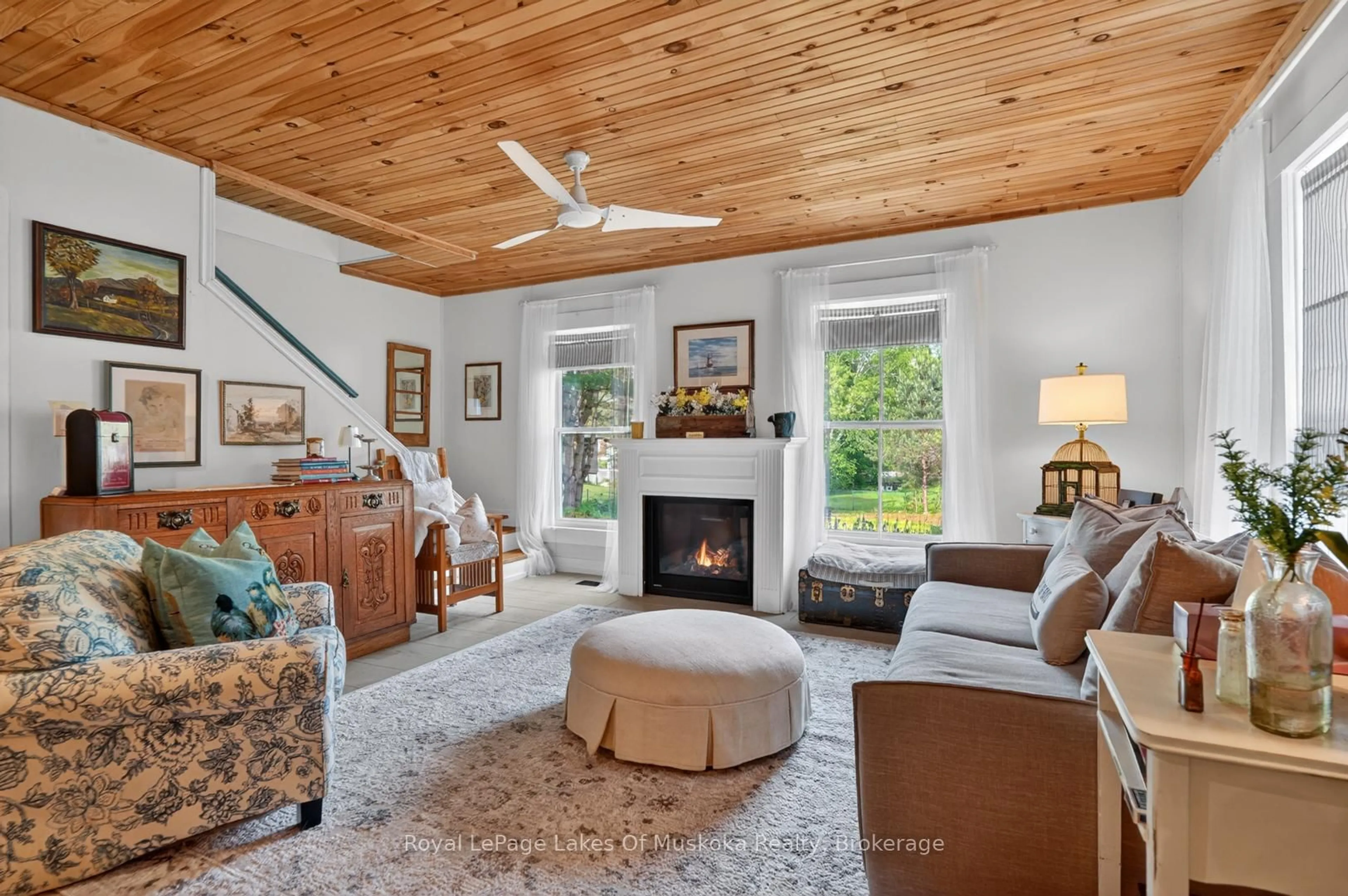 Living room with furniture, unknown for 4 Spruce St, Lake of Bays Ontario P0B 1A0