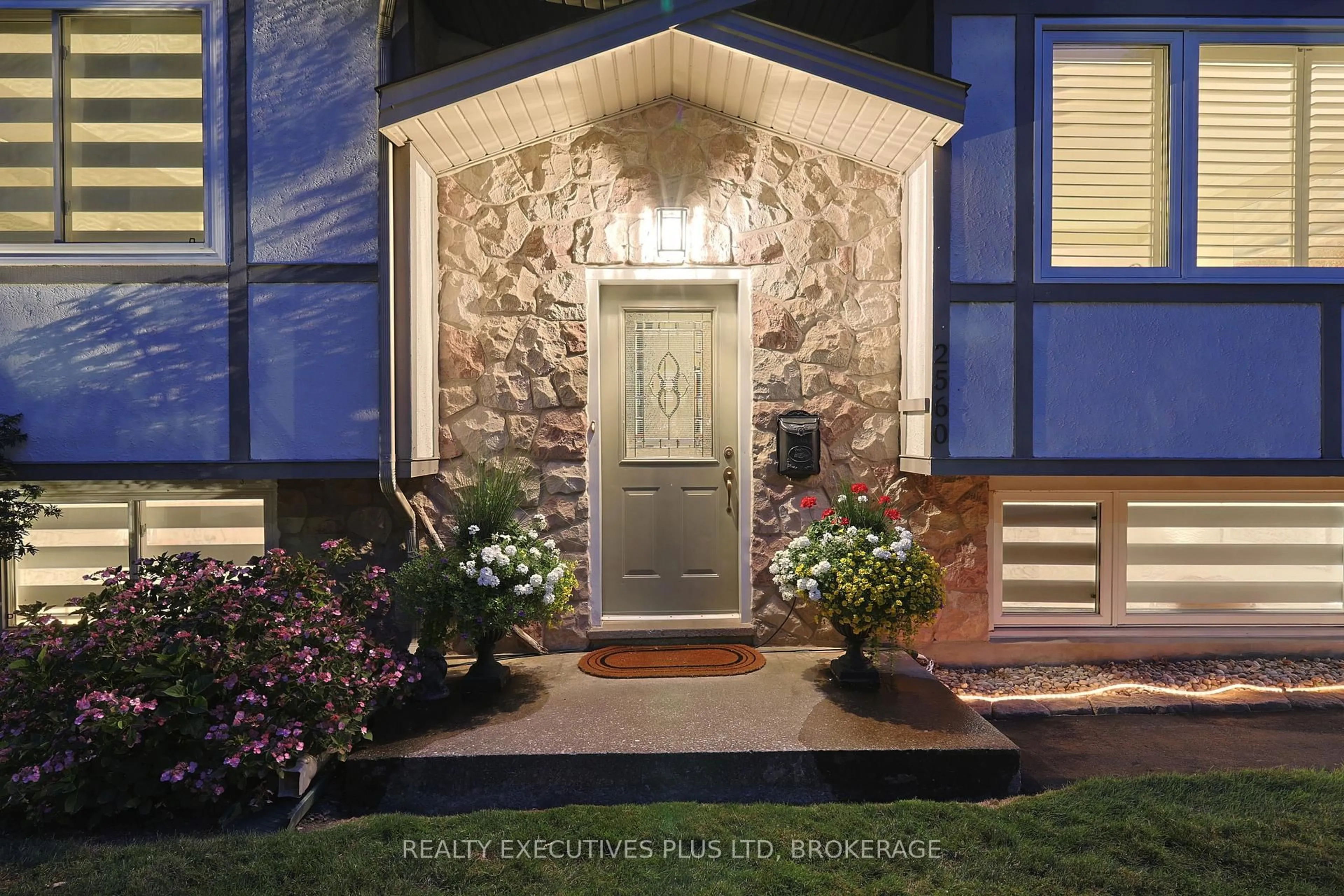 Indoor entryway for 2560 LEPP Ave, Niagara Falls Ontario L2J 3G3