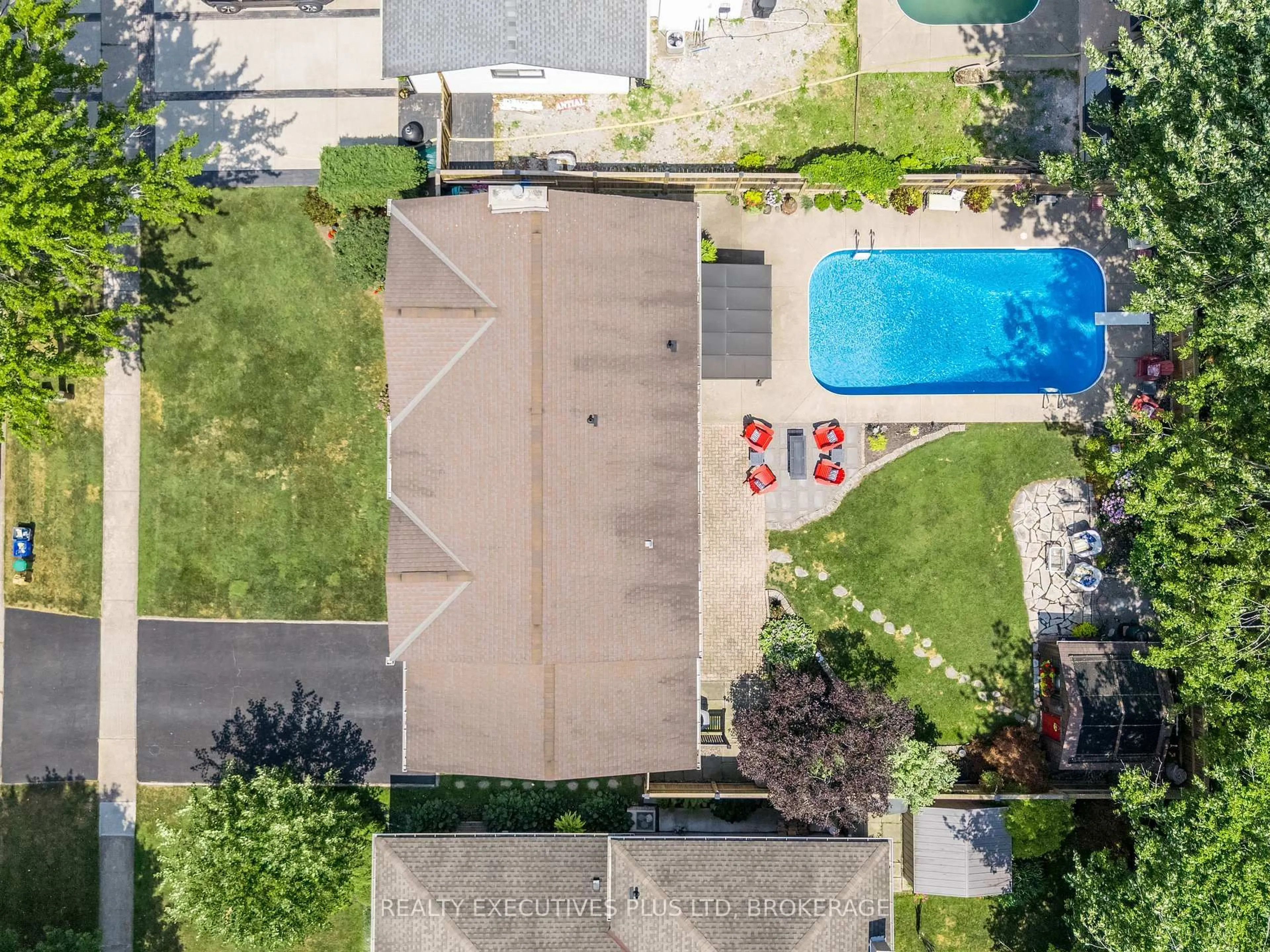 A pic from outside/outdoor area/front of a property/back of a property/a pic from drone, street for 2560 LEPP Ave, Niagara Falls Ontario L2J 3G3