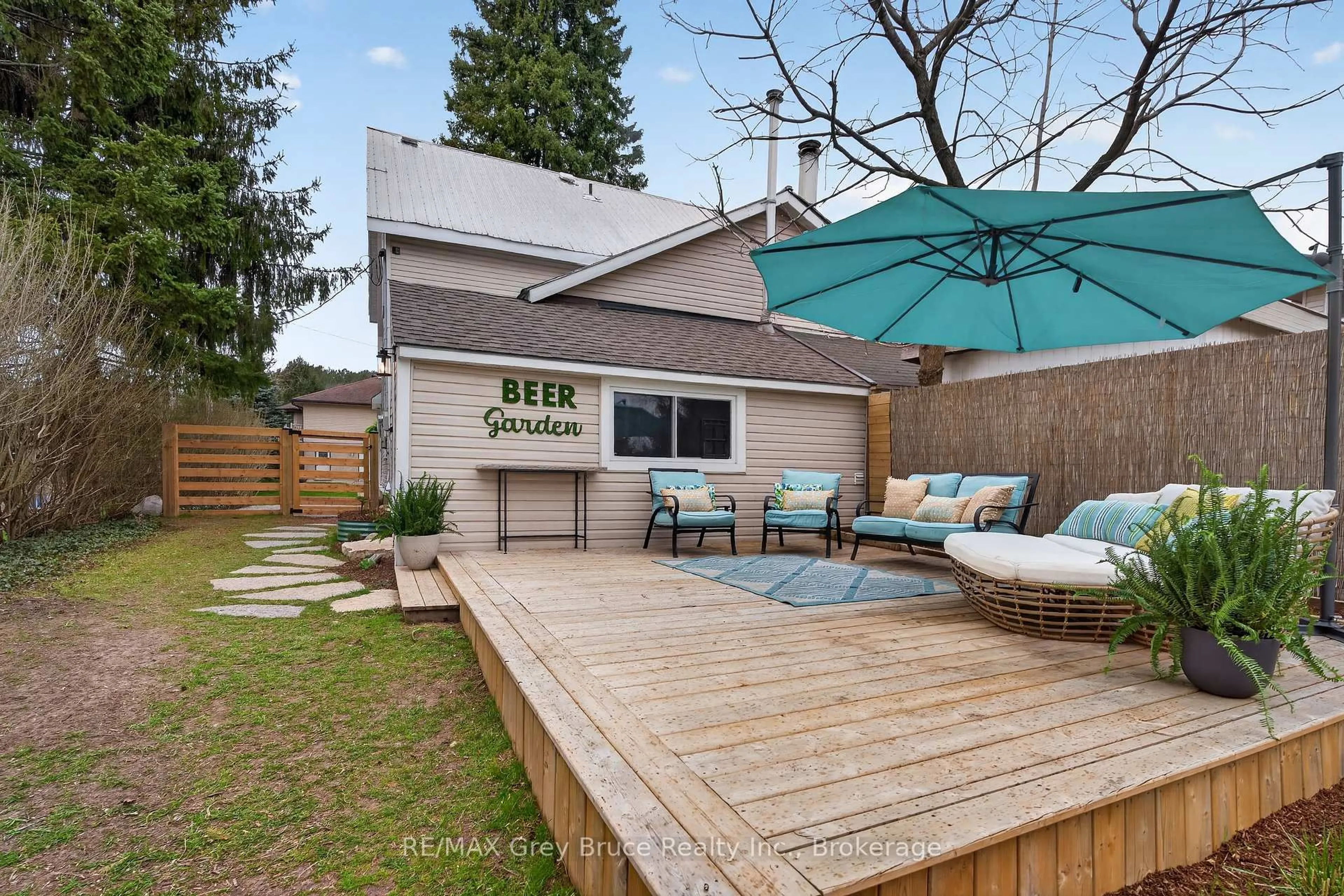 Patio, street for 1521 7th Ave, Owen Sound Ontario N4K 5L1