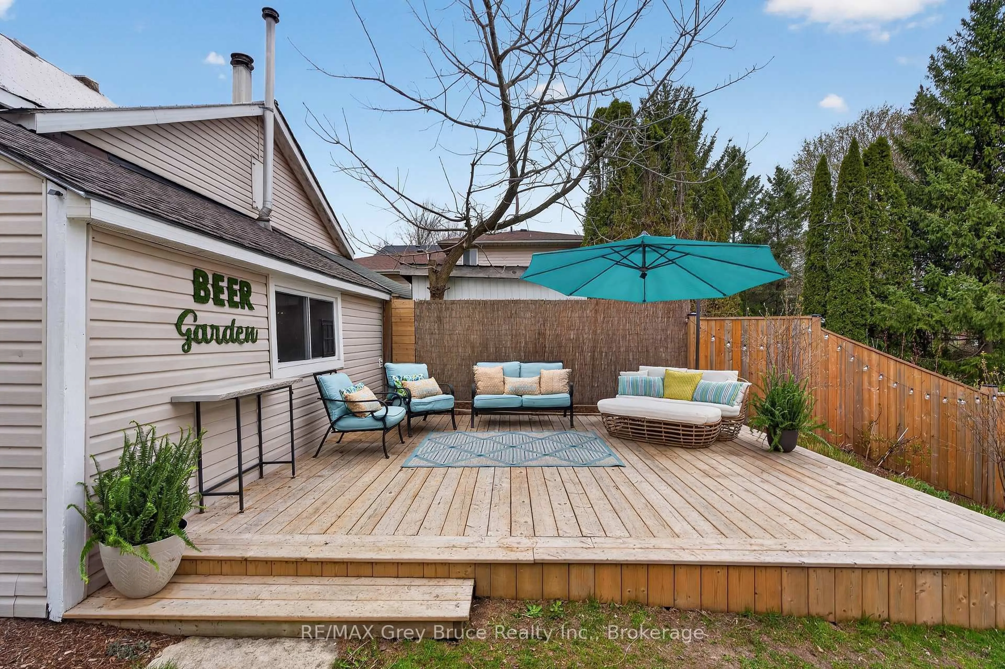 Patio, street for 1521 7th Ave, Owen Sound Ontario N4K 5L1