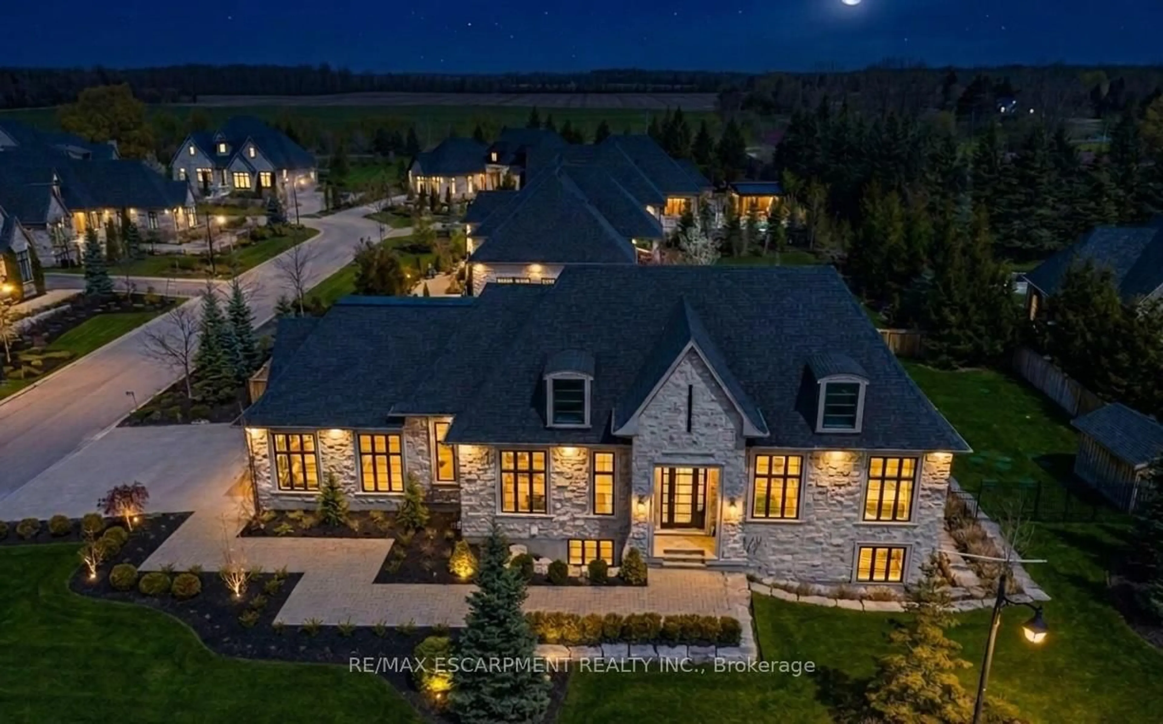 A pic from outside/outdoor area/front of a property/back of a property/a pic from drone, mountain view for 38 Visser Dr, Puslinch Ontario N0B 2J0