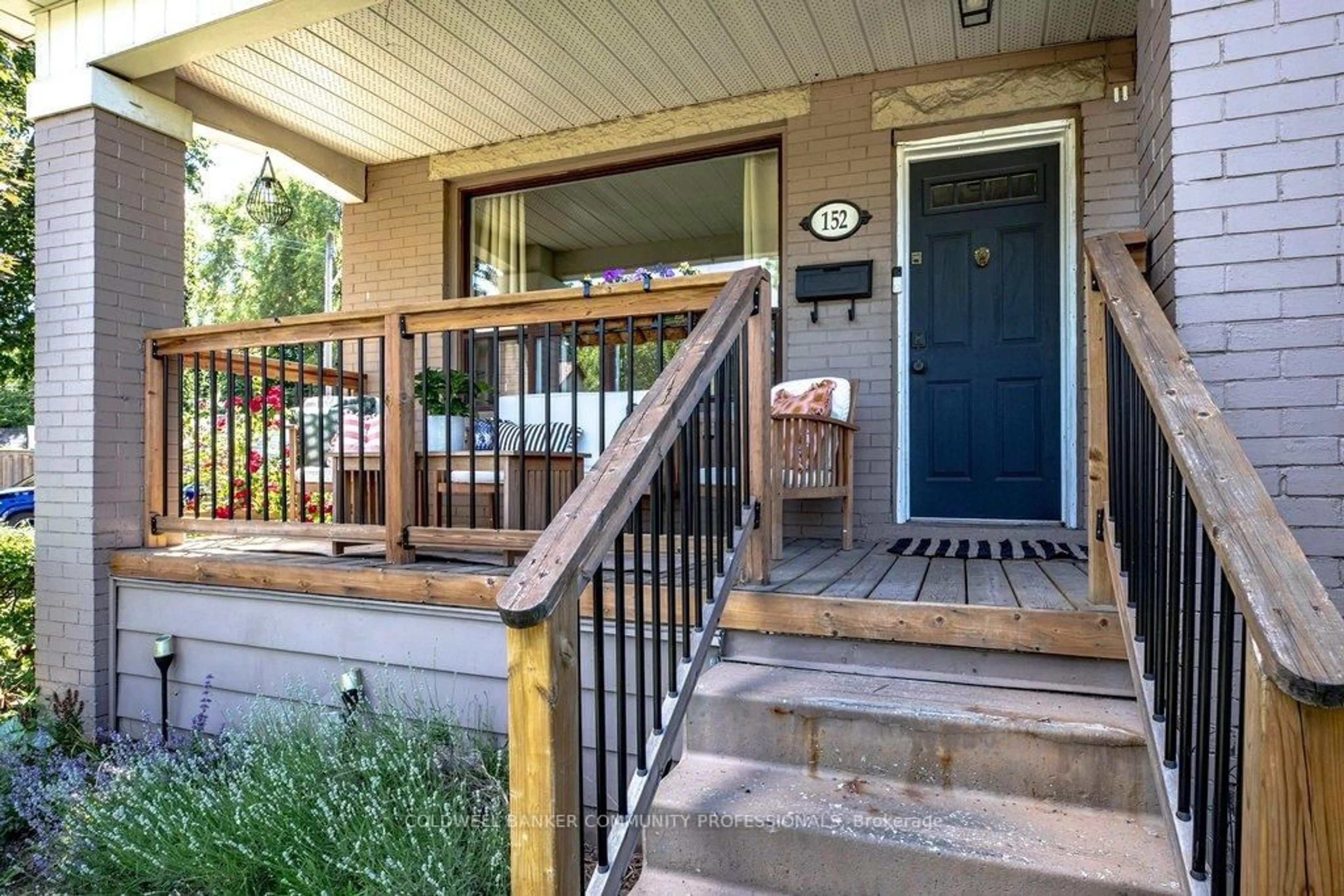 Indoor entryway for 152 London St, Hamilton Ontario L8K 2G7