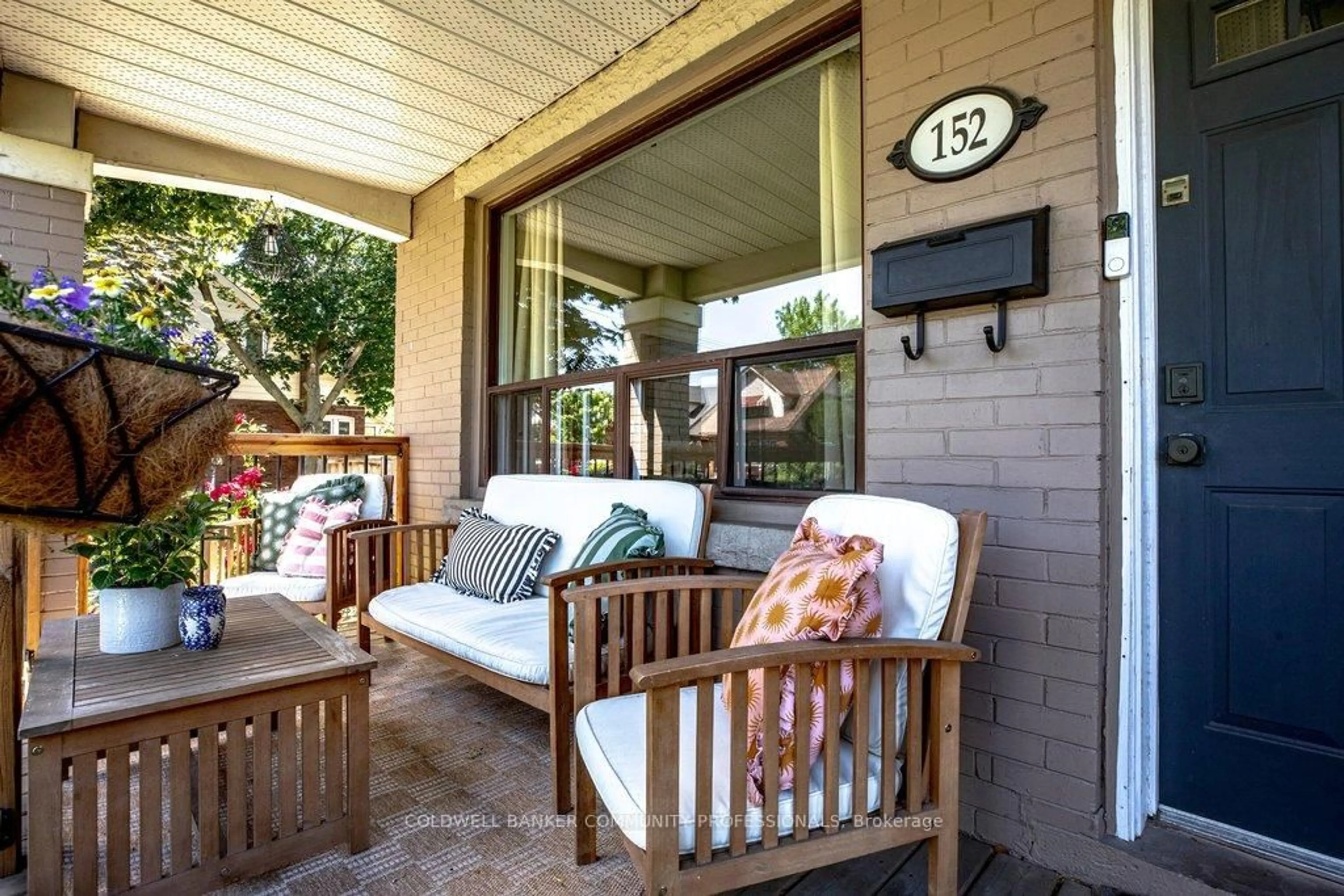 Patio, street for 152 London St, Hamilton Ontario L8K 2G7