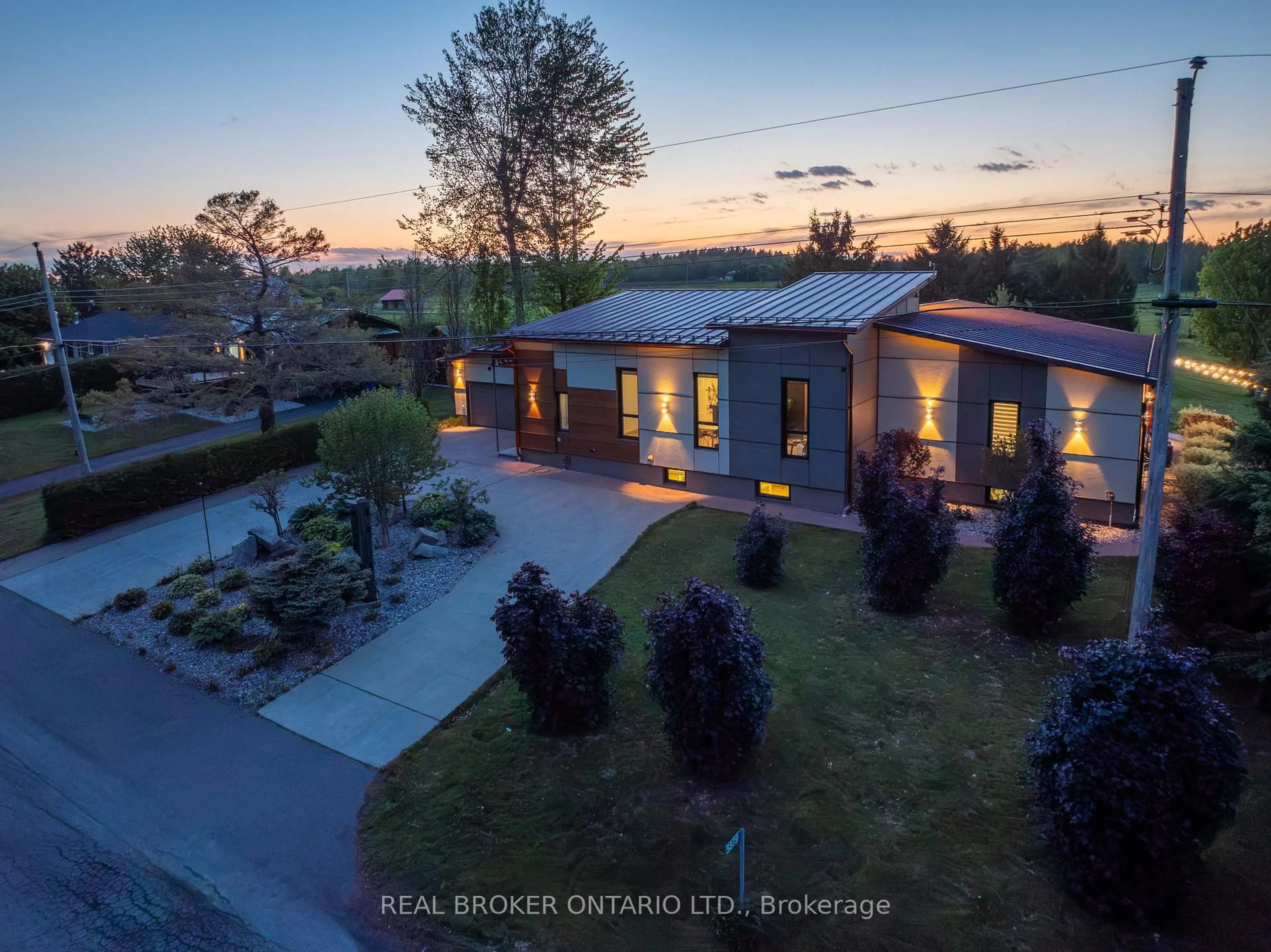 A pic from outside/outdoor area/front of a property/back of a property/a pic from drone, street for 5879 Leitrim Rd, Carlsbad Springs Ontario K0A 1K0