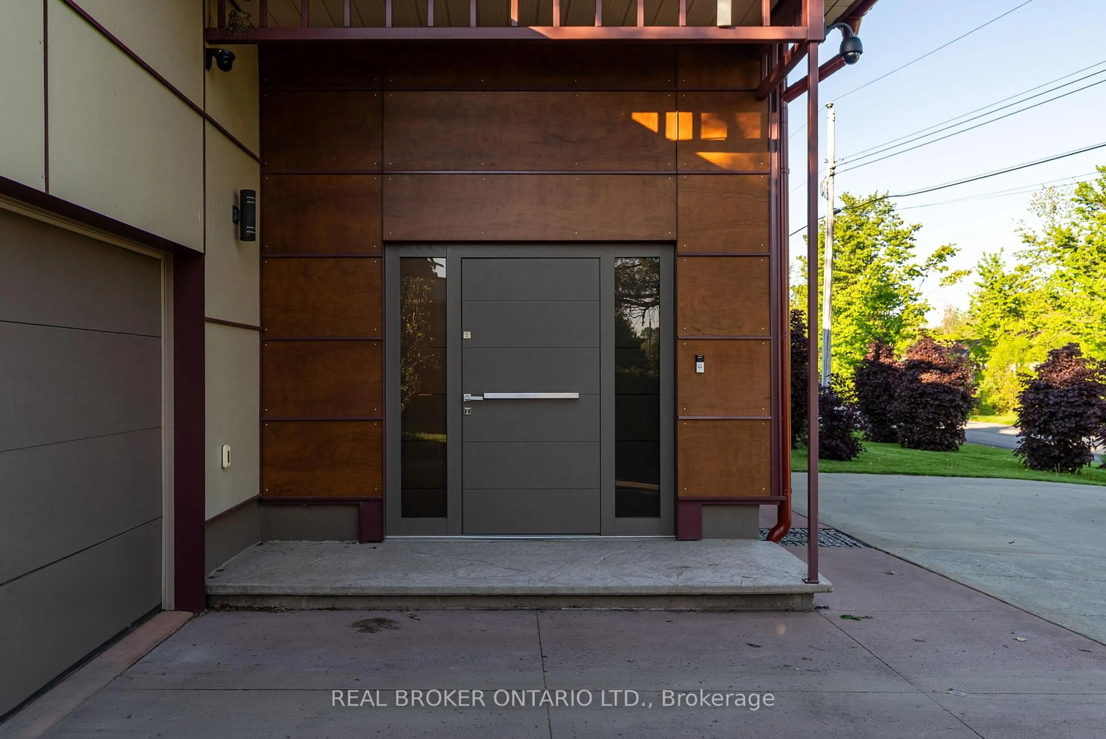 Indoor entryway for 5879 Leitrim Rd, Carlsbad Springs Ontario K0A 1K0