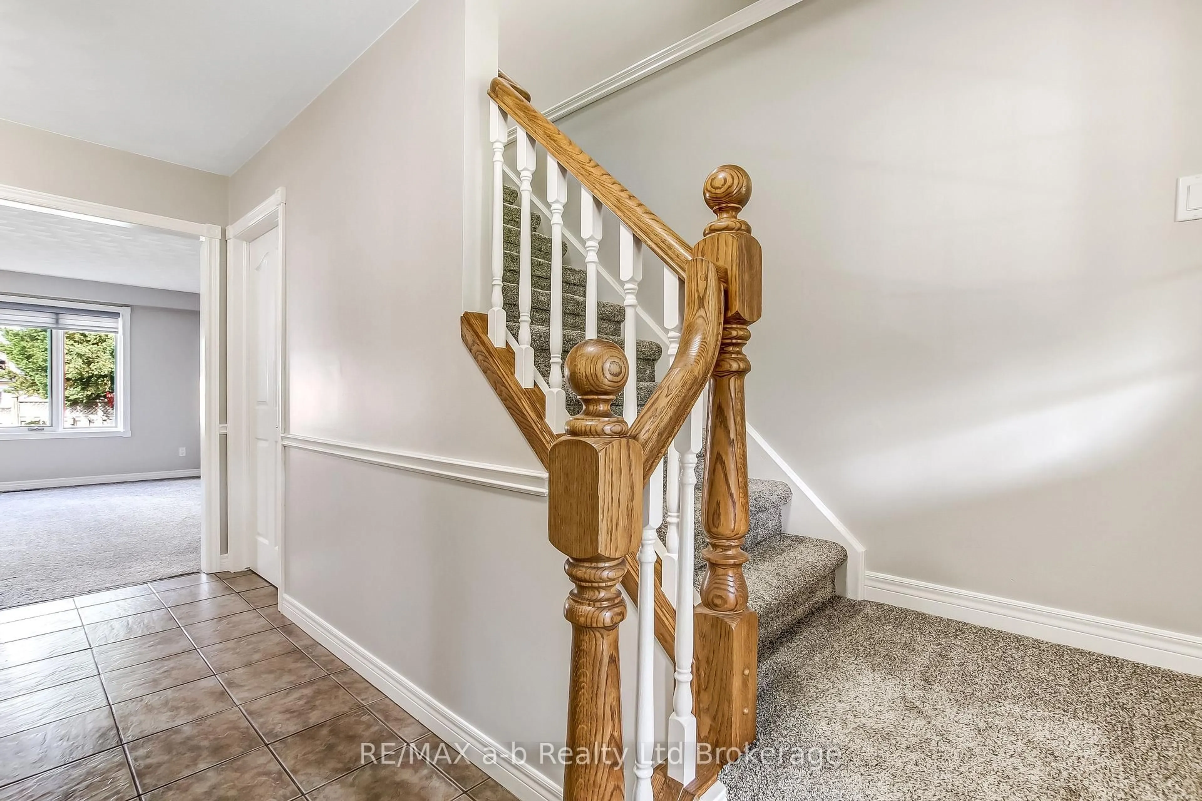 Indoor entryway for 170 East Park Dr, Woodstock Ontario N4S 3N2