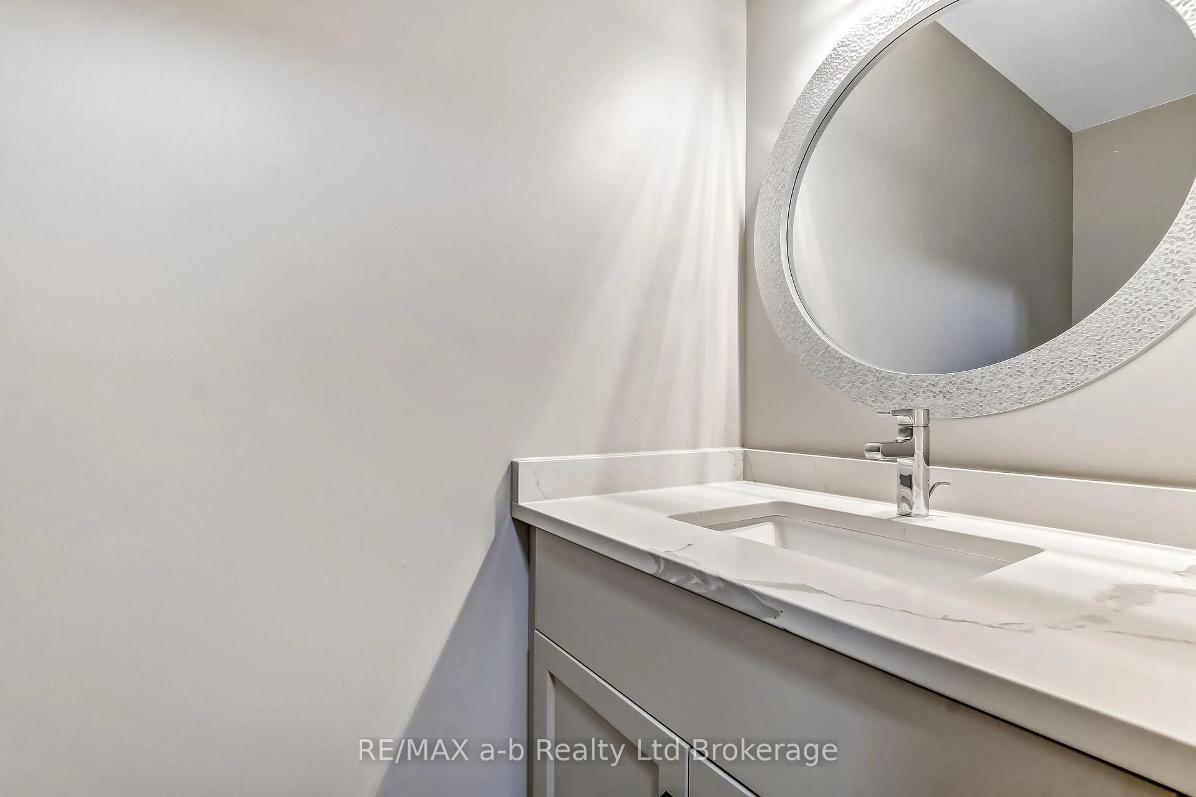 Standard bathroom, ceramic/tile floor for 170 East Park Dr, Woodstock Ontario N4S 3N2