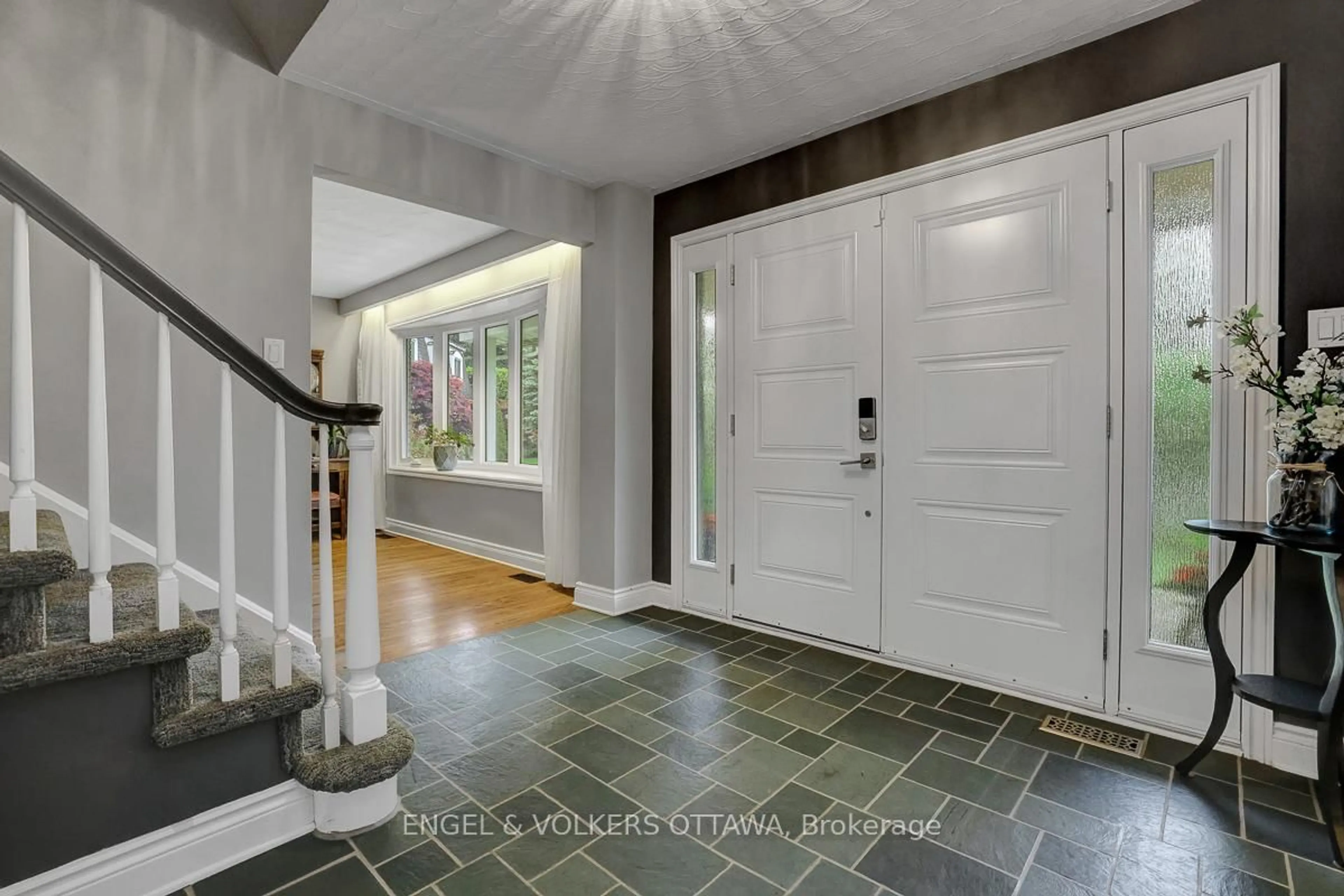 Indoor entryway for 2032 Delmar Crt, Ottawa Ontario K1H 5R6