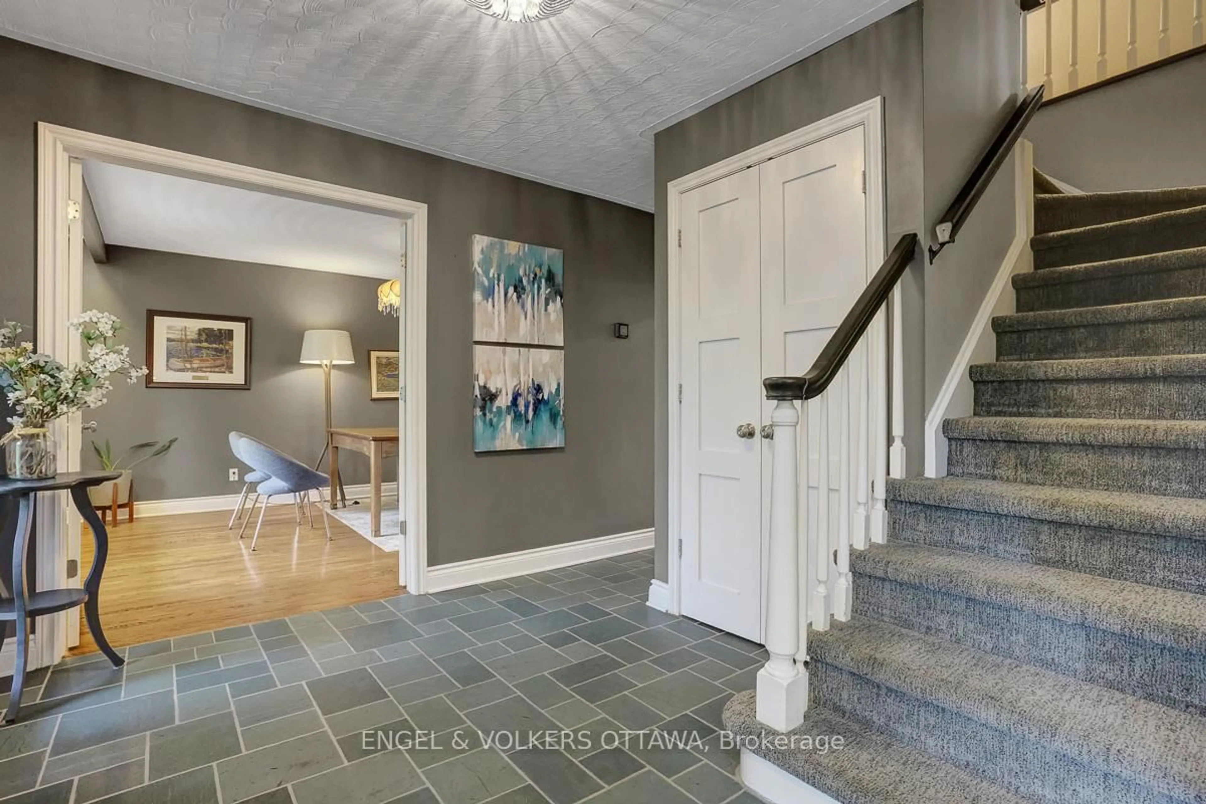 Indoor entryway for 2032 Delmar Crt, Ottawa Ontario K1H 5R6