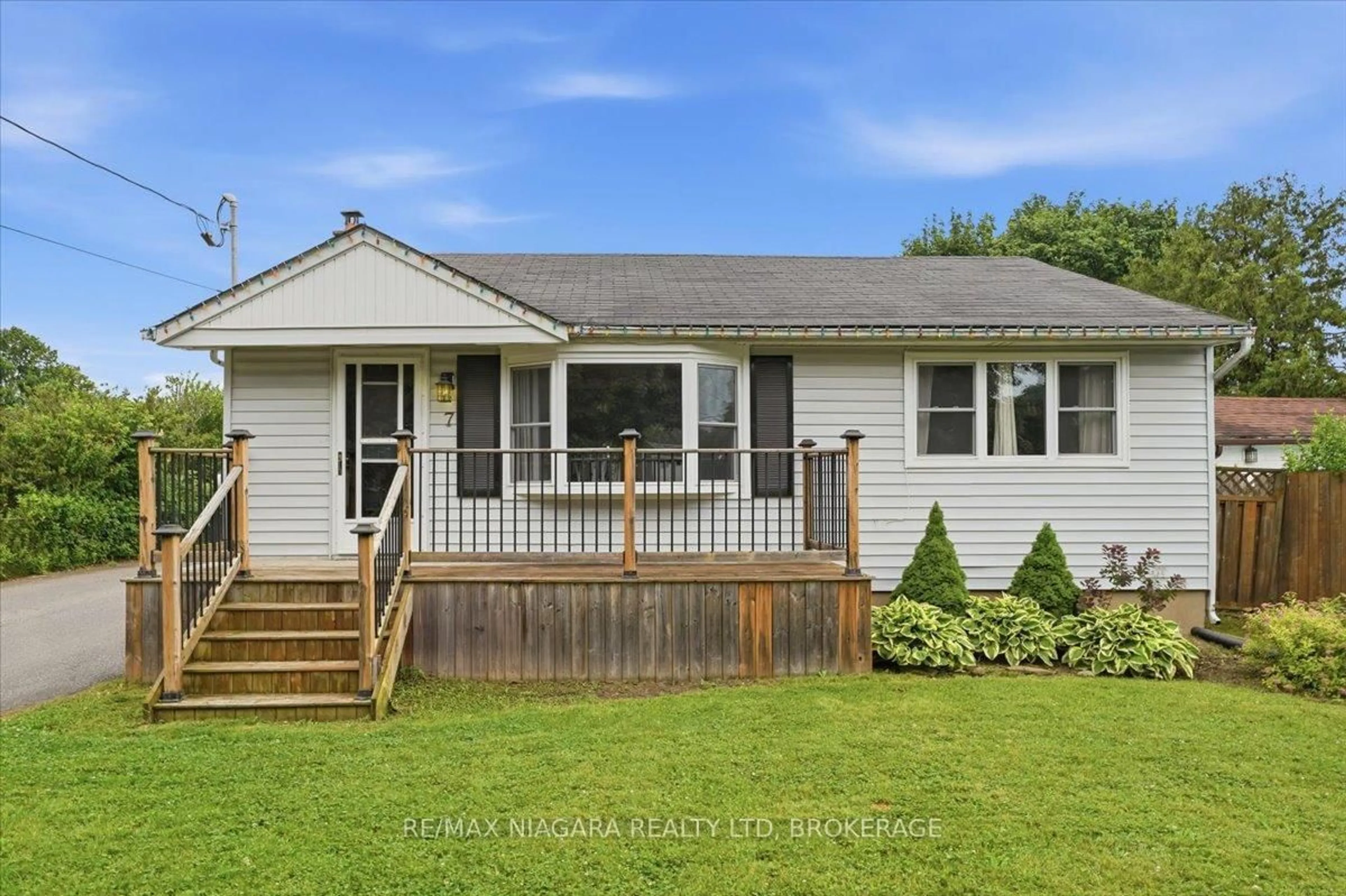 Home with vinyl exterior material, street for 7 Sequoia Ave, St. Catharines Ontario L2M 3C9