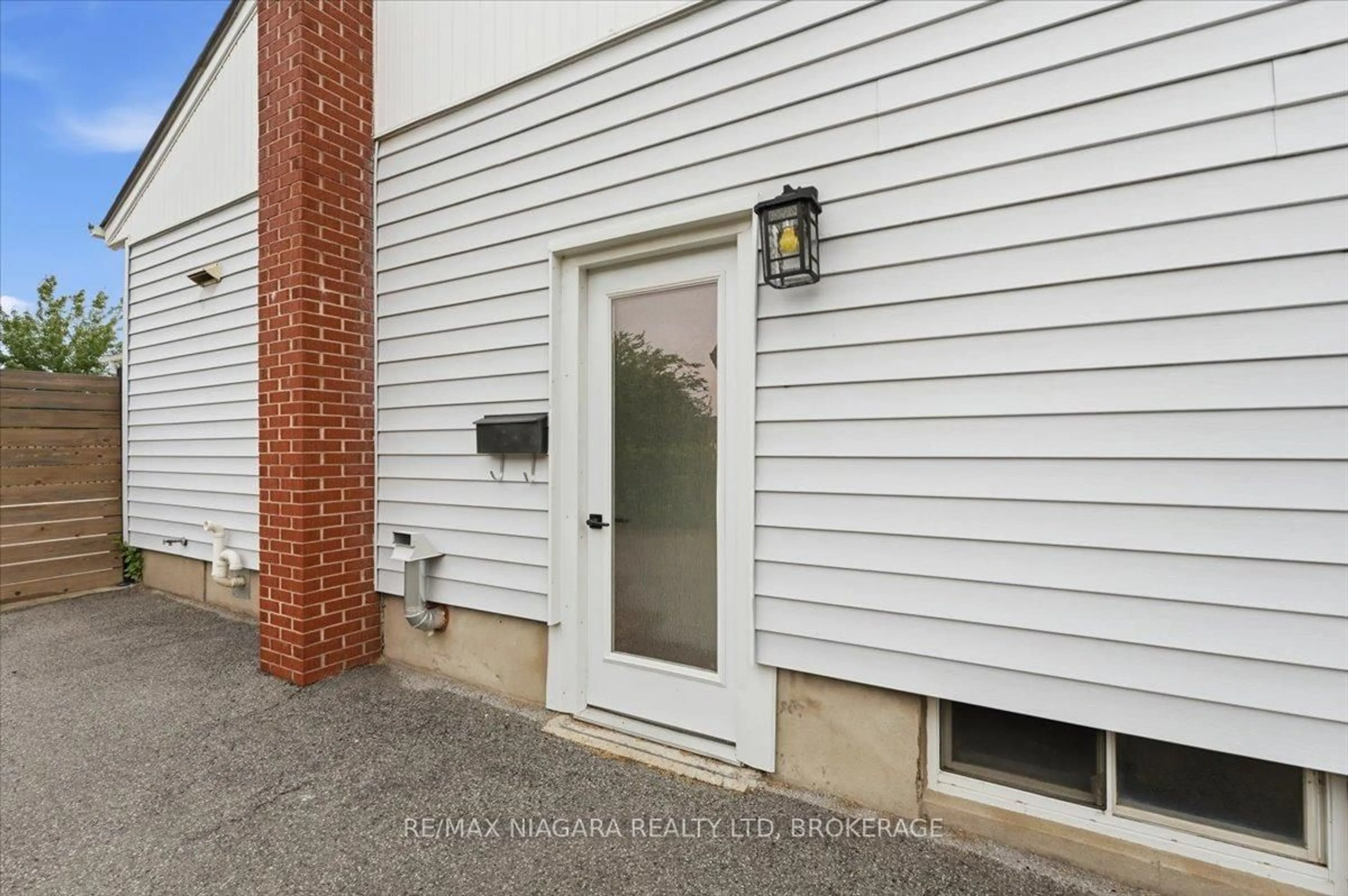Unknown for 7 Sequoia Ave, St. Catharines Ontario L2M 3C9