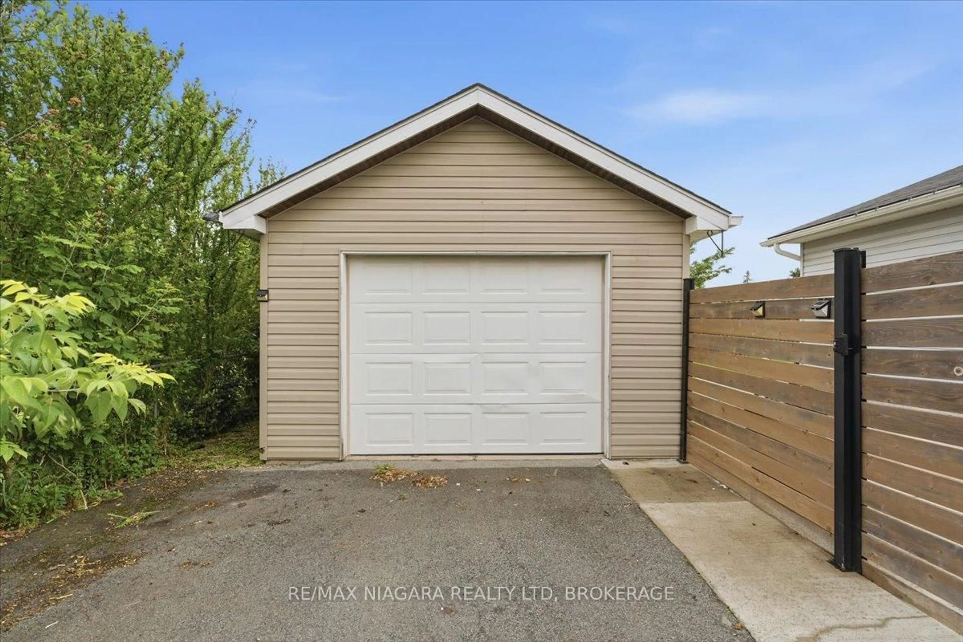 Indoor garage for 7 Sequoia Ave, St. Catharines Ontario L2M 3C9