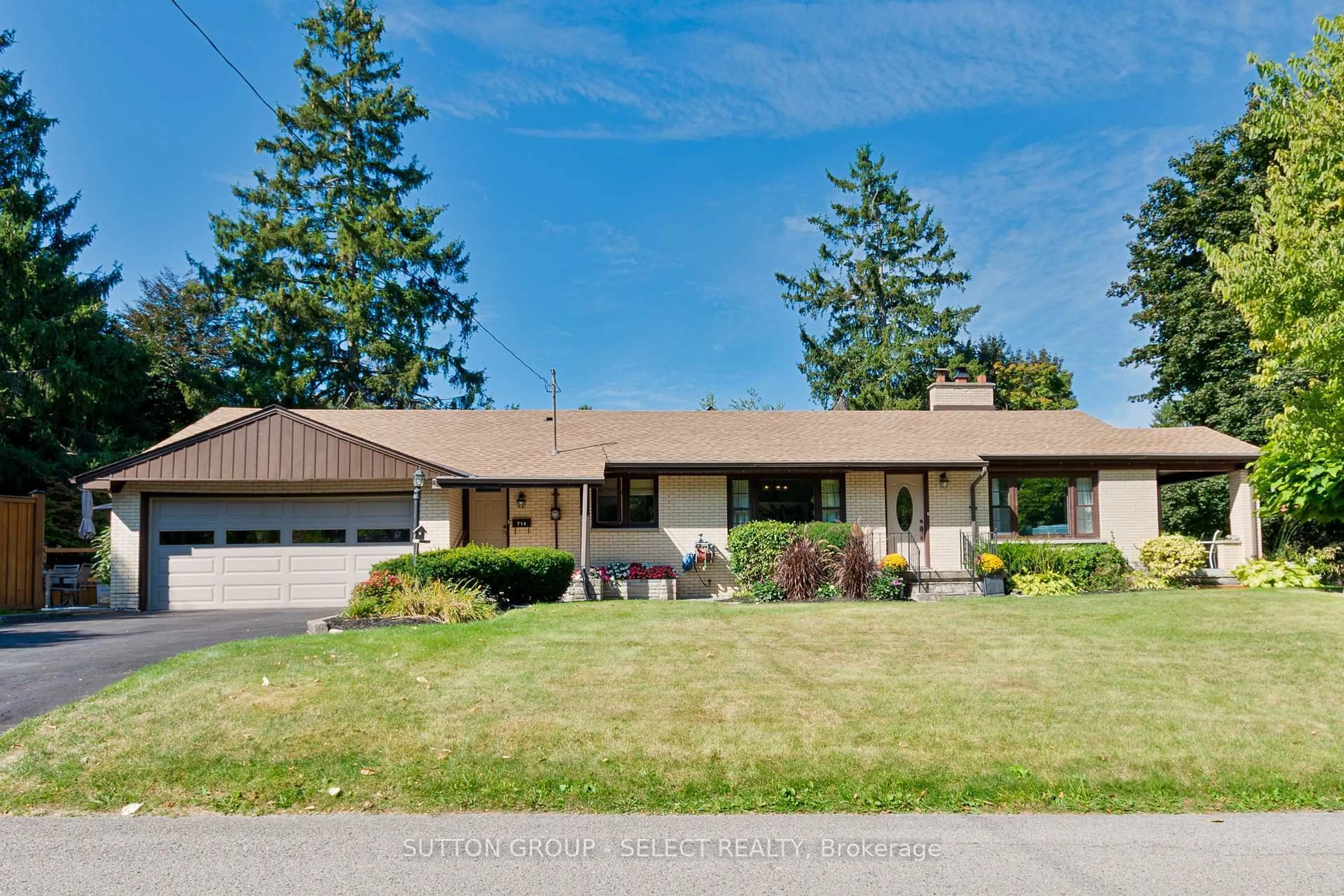 Home with vinyl exterior material, street for 714 Springbank Dr, London South Ontario N6K 1A3