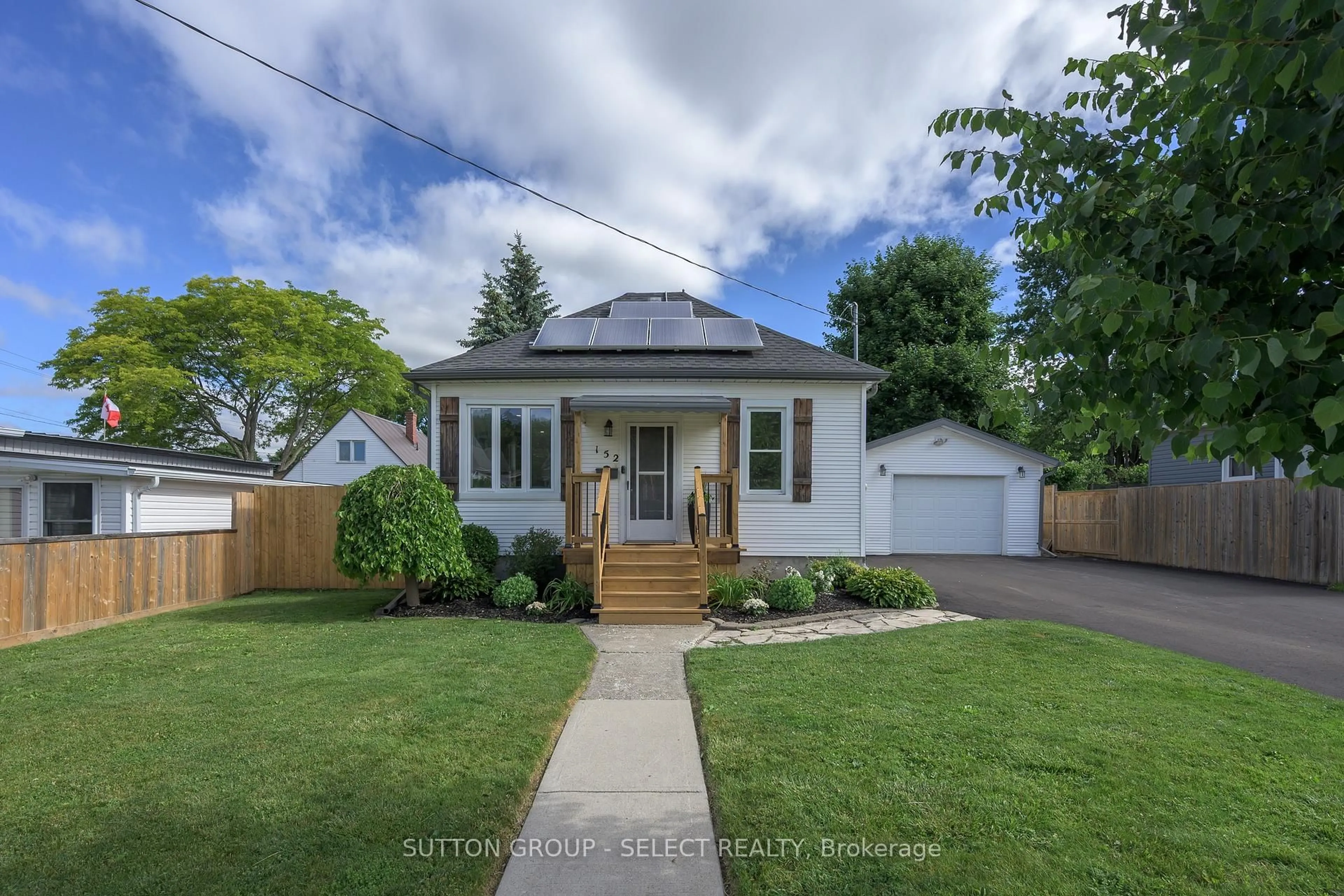 A pic from outside/outdoor area/front of a property/back of a property/a pic from drone, street for 152 Elm St, St. Thomas Ontario N5R 1J3