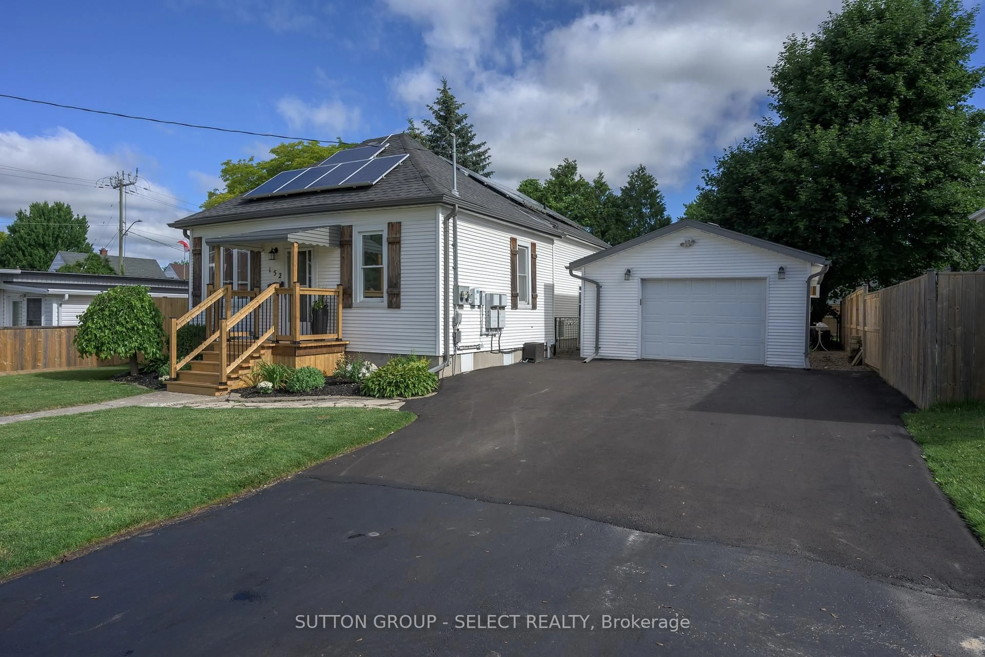 A pic from outside/outdoor area/front of a property/back of a property/a pic from drone, street for 152 Elm St, St. Thomas Ontario N5R 1J3