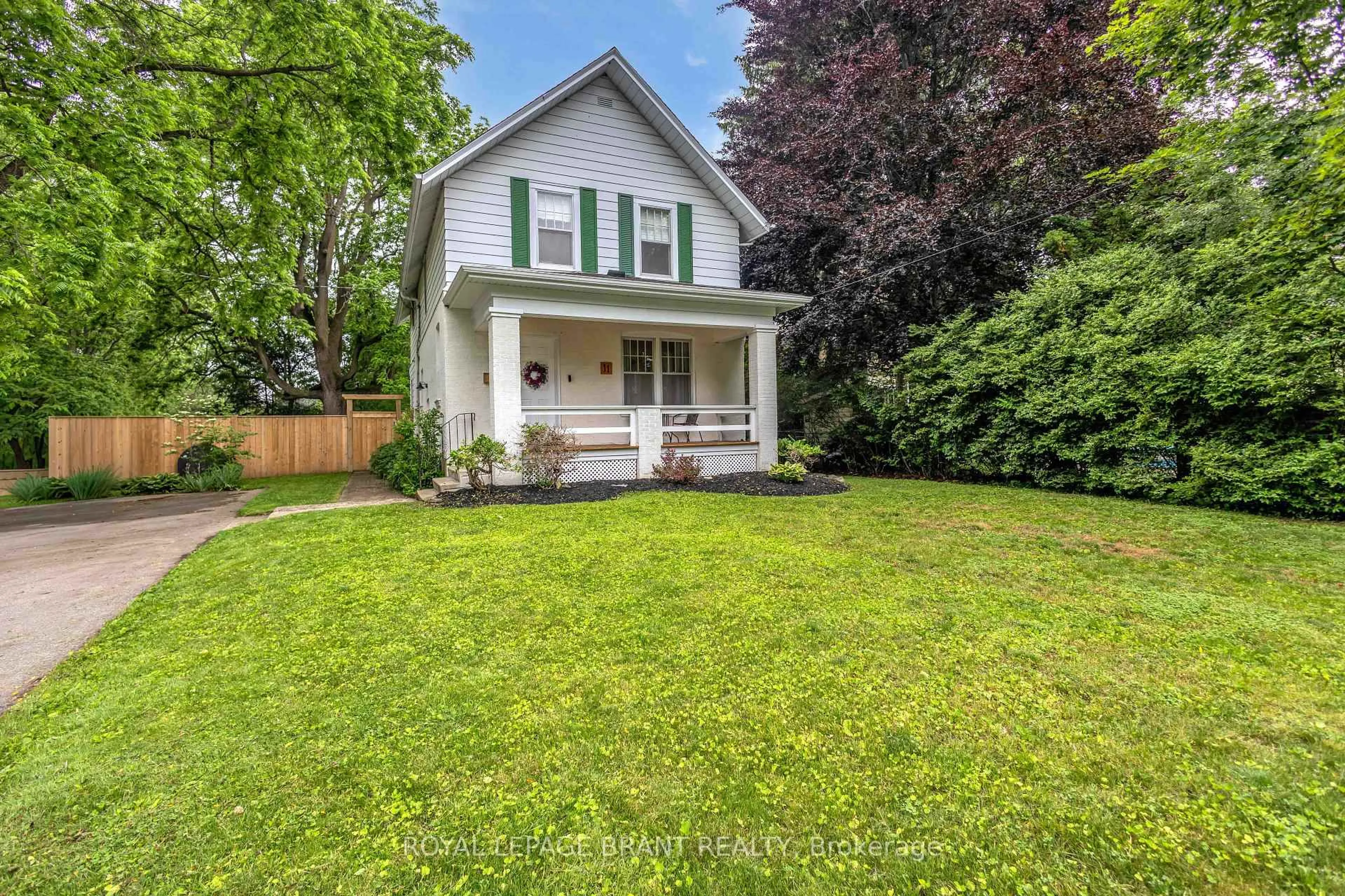 A pic from outside/outdoor area/front of a property/back of a property/a pic from drone, street for 11 Tutela Heights Rd, Brantford Ontario N3T 1A2