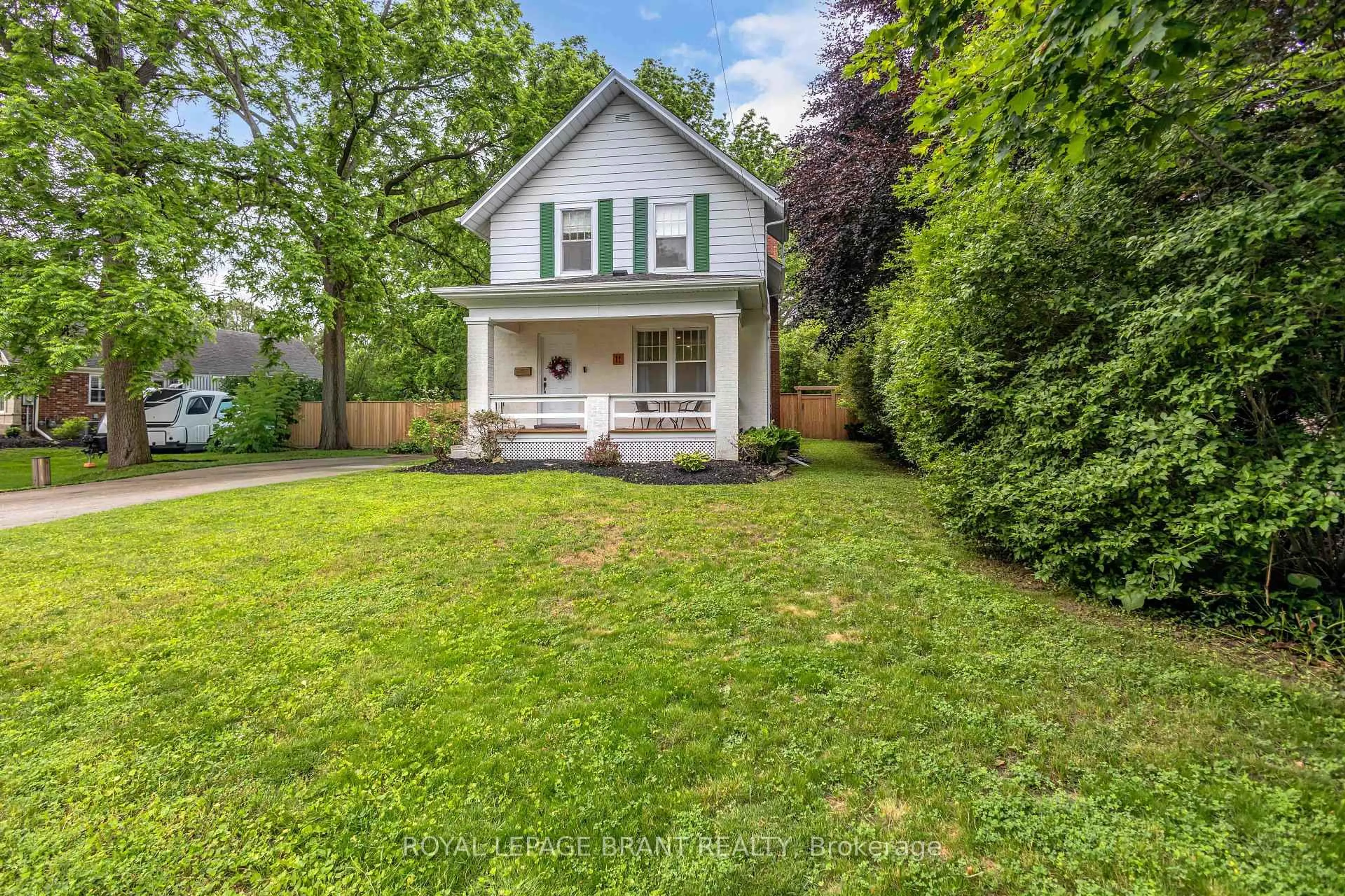 A pic from outside/outdoor area/front of a property/back of a property/a pic from drone, street for 11 Tutela Heights Rd, Brantford Ontario N3T 1A2
