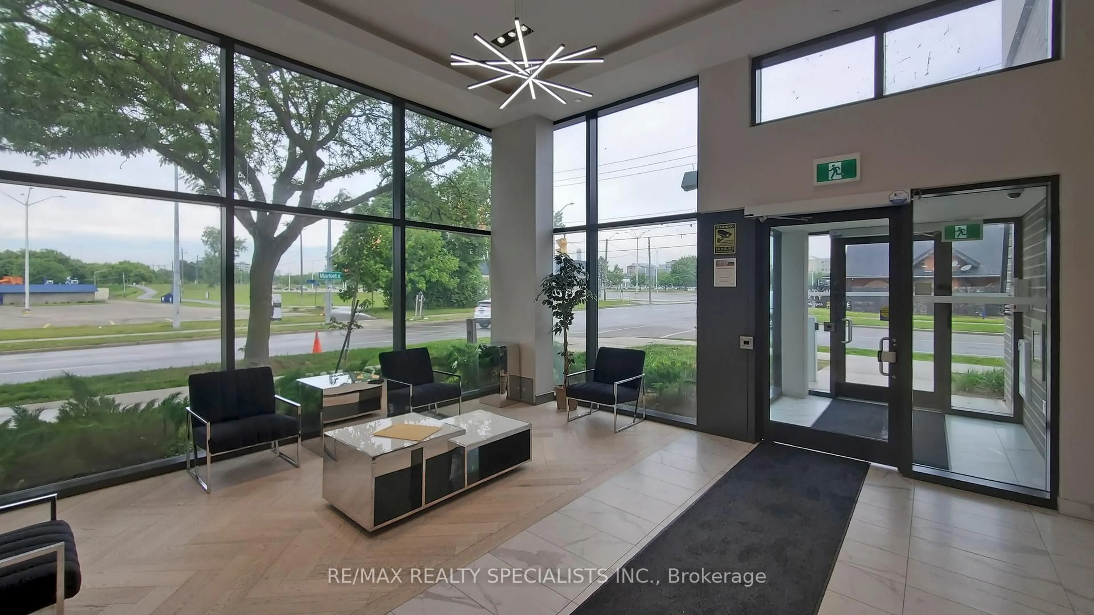 Indoor foyer for 7 ERIE Ave #809, Brantford Ontario N3S 2E7