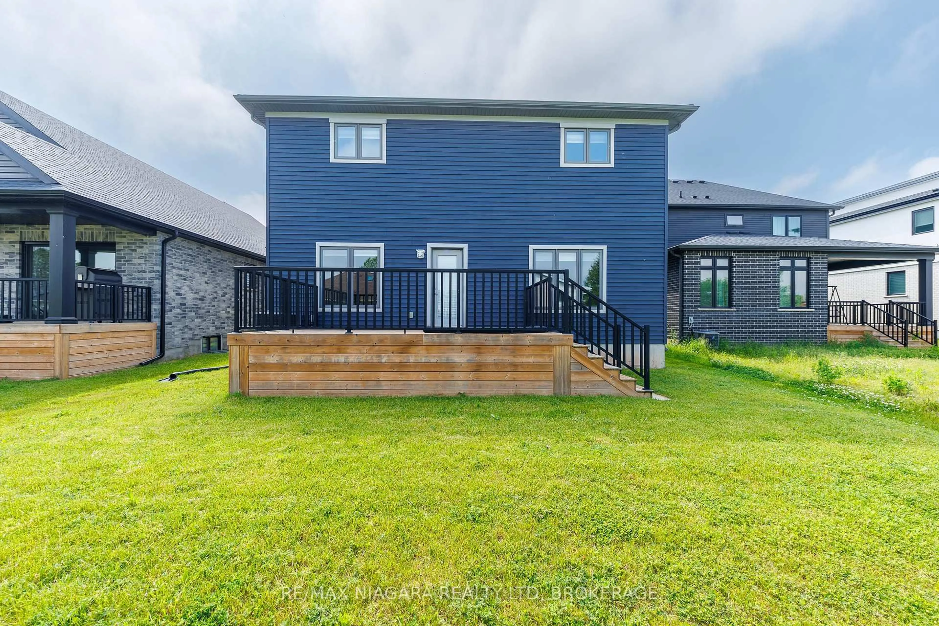 A pic from outside/outdoor area/front of a property/back of a property/a pic from drone, unknown for 3816 Simpson Lane, Fort Erie Ontario L0S 1S0