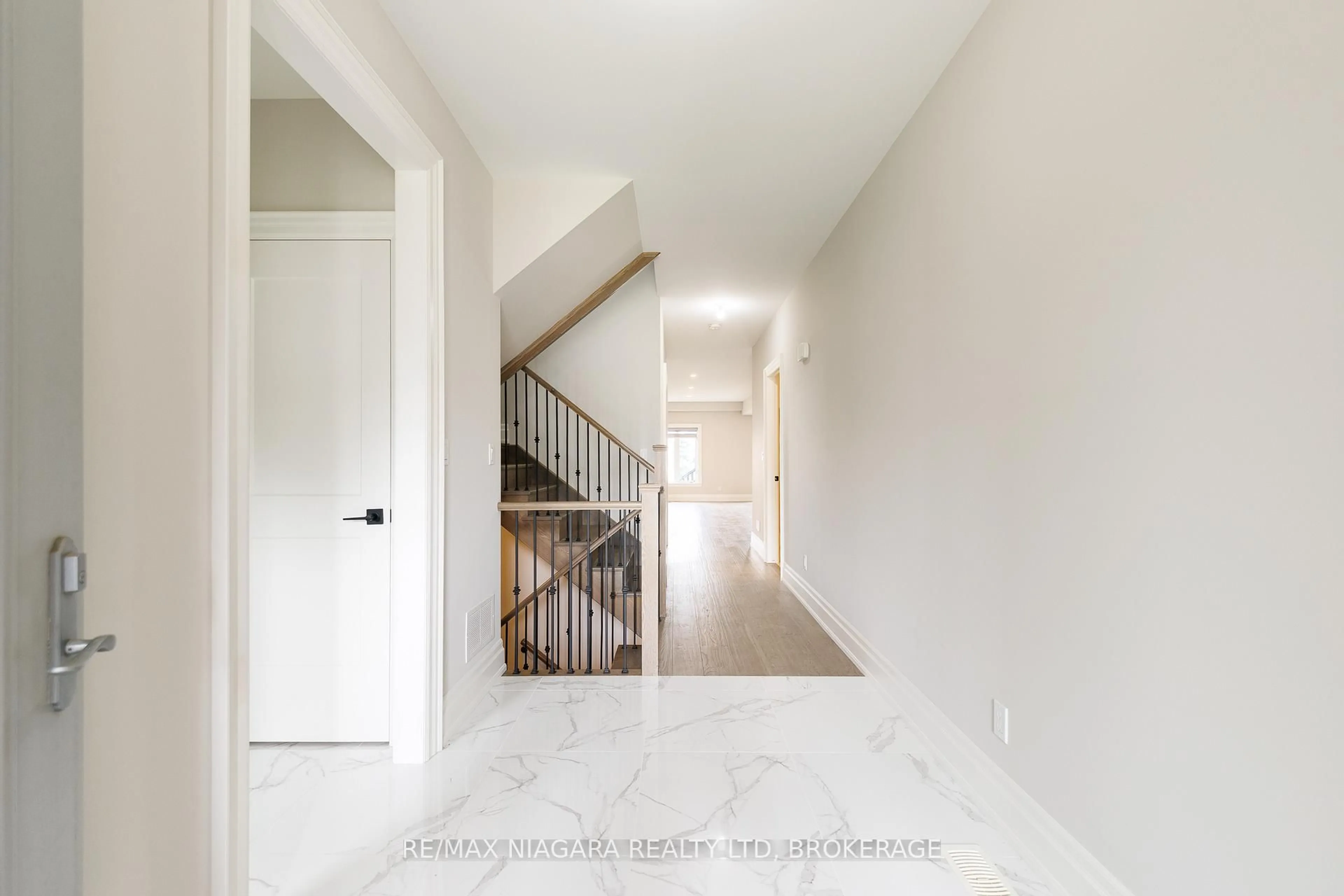 Indoor entryway for 3816 Simpson Lane, Fort Erie Ontario L0S 1S0
