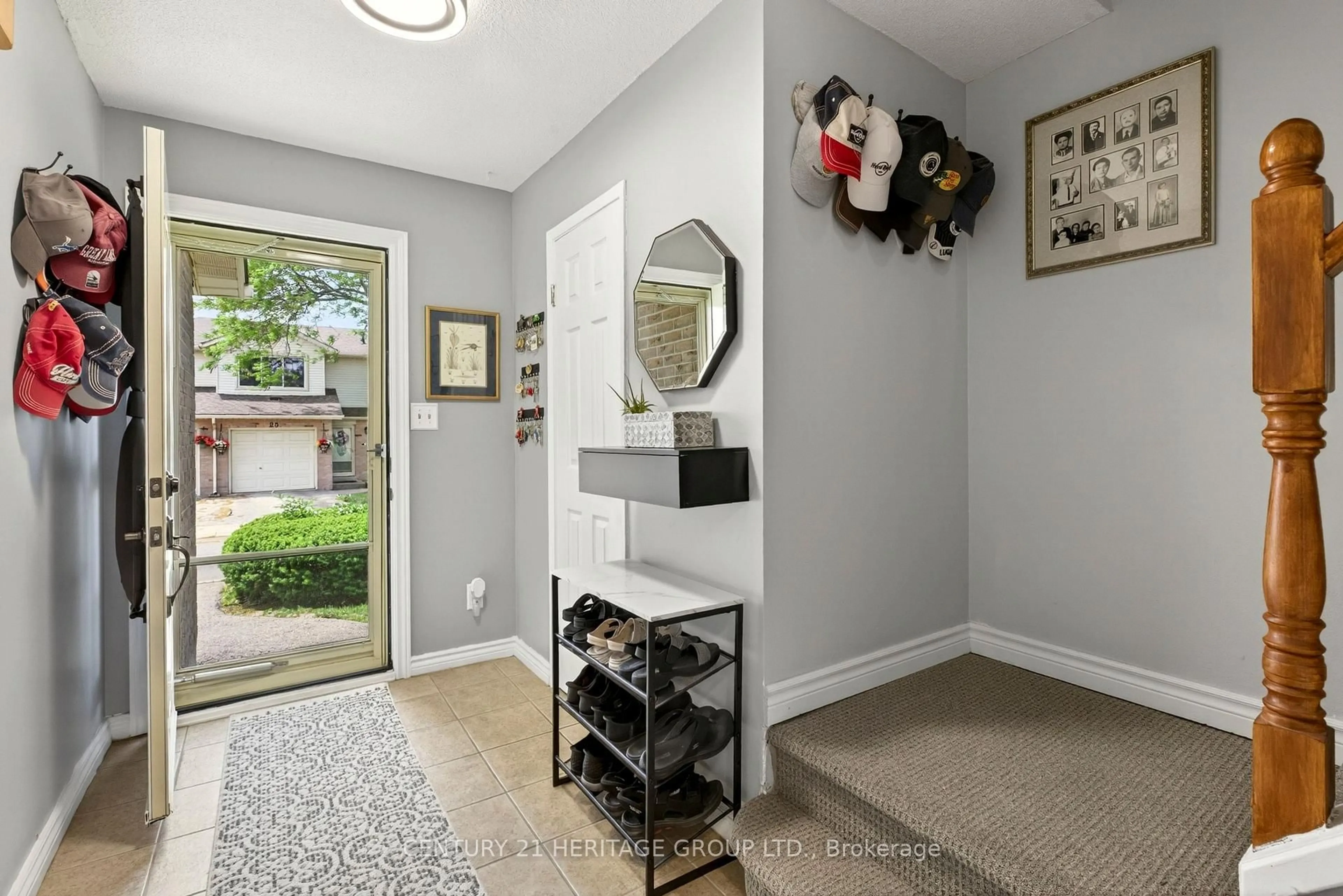 Indoor entryway for 860 Rymal Rd #74, Hamilton Ontario L8W 2X9