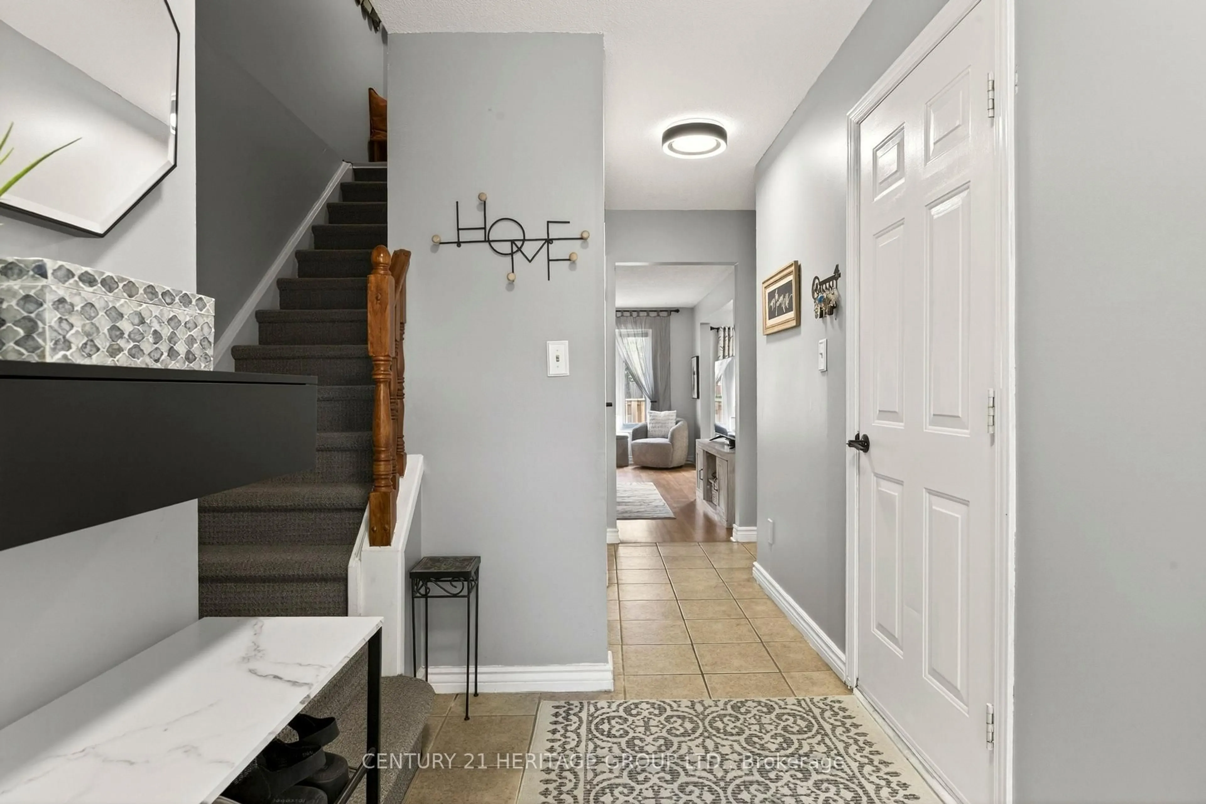 Indoor entryway for 860 Rymal Rd #74, Hamilton Ontario L8W 2X9