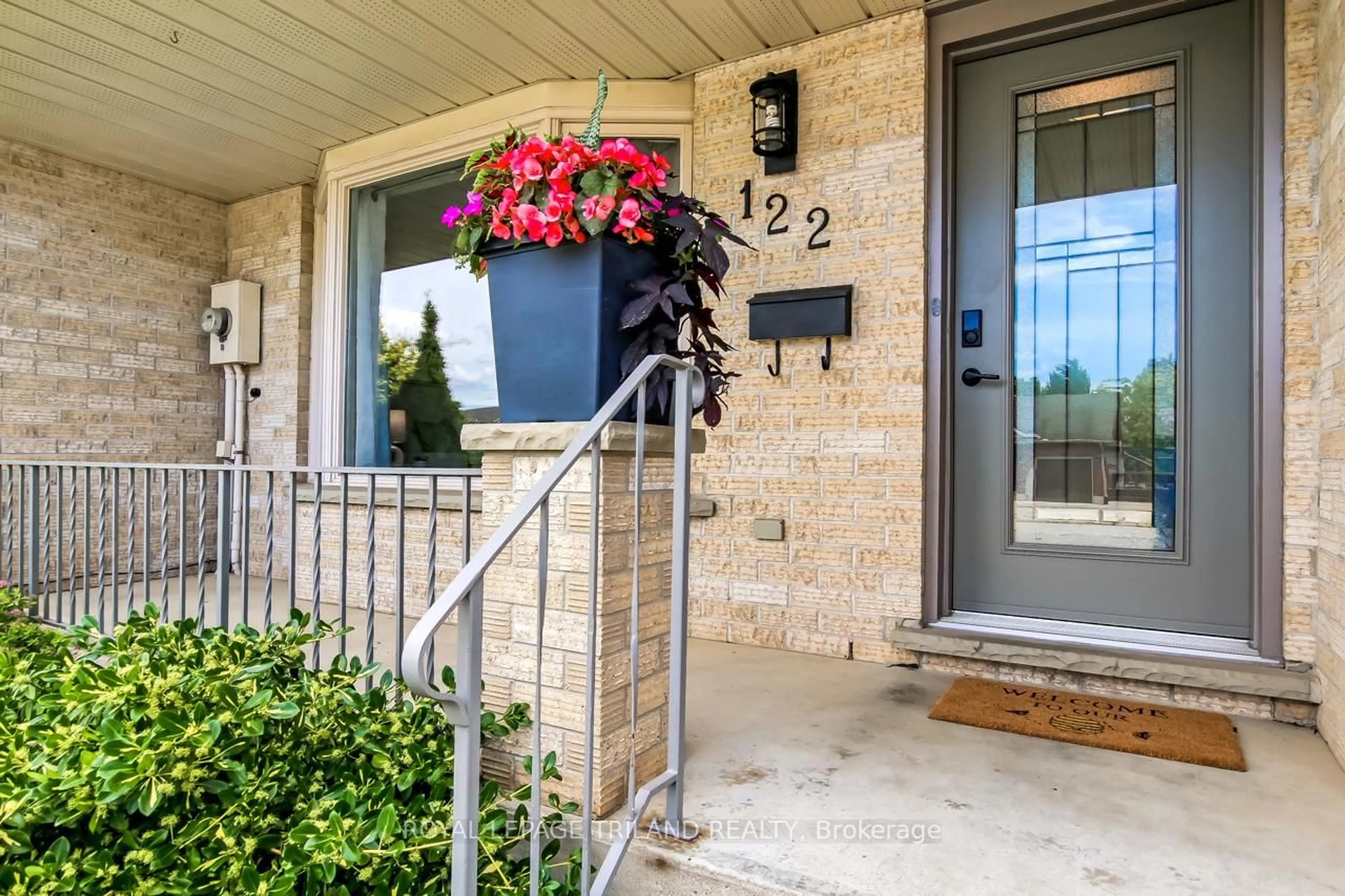 Indoor entryway for 122 Manor Rd, St. Thomas Ontario N5R 5S3